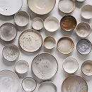 Assiettes et vaisselle artisanales utilisées pour un service traiteur brasero lors d’un événement convivial et haut de gamme.