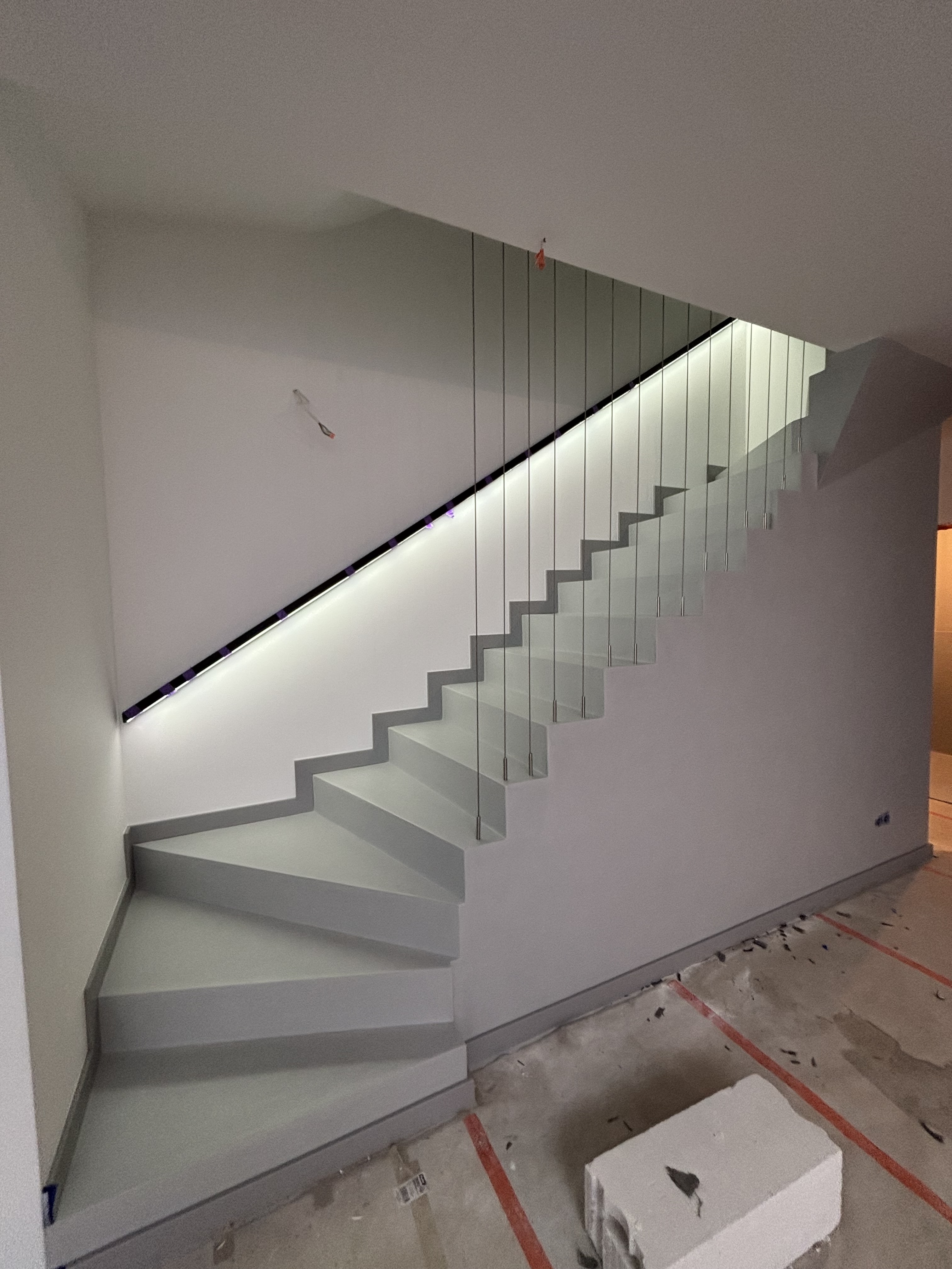 Schody z mikrocementu w nowoczesnym domu