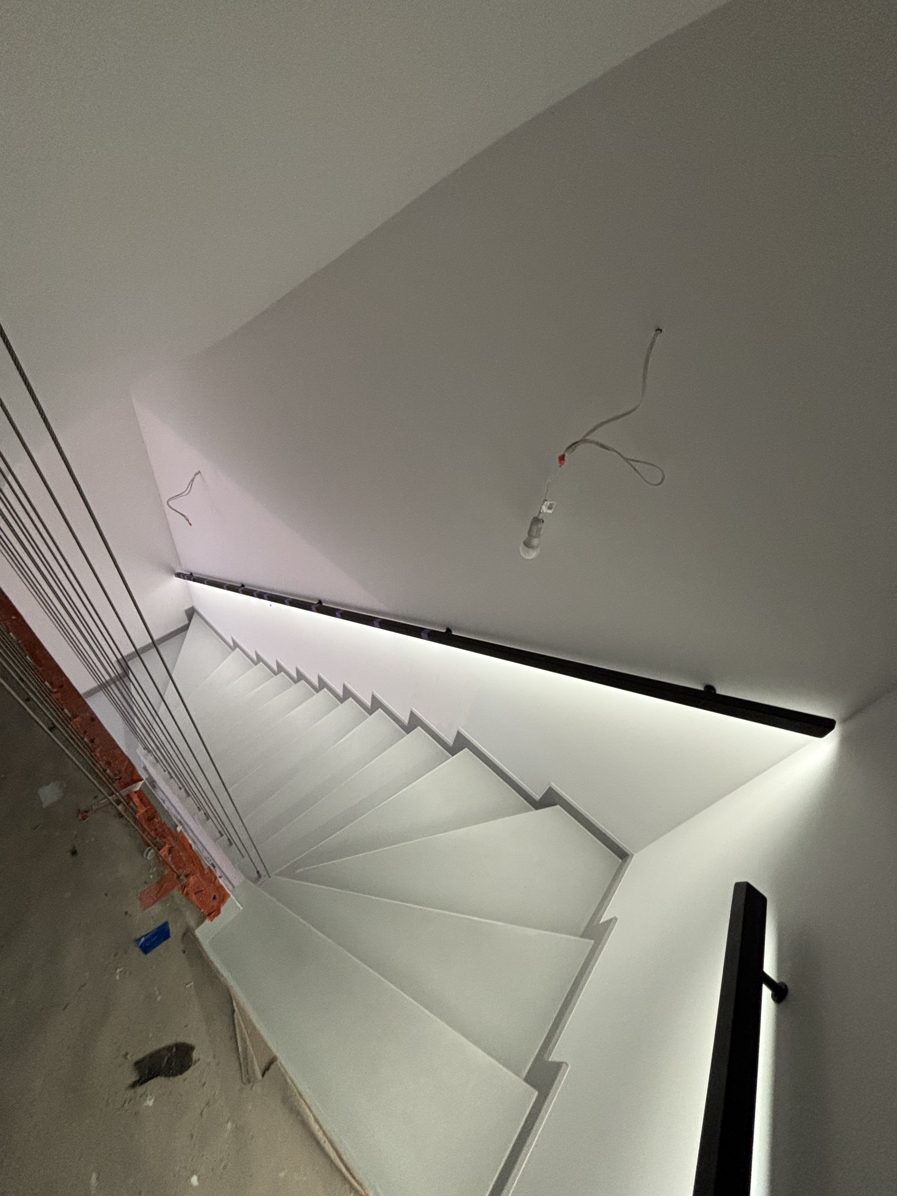 Schody mikrocementowe w prywatnym wnętrzu – Warszawa