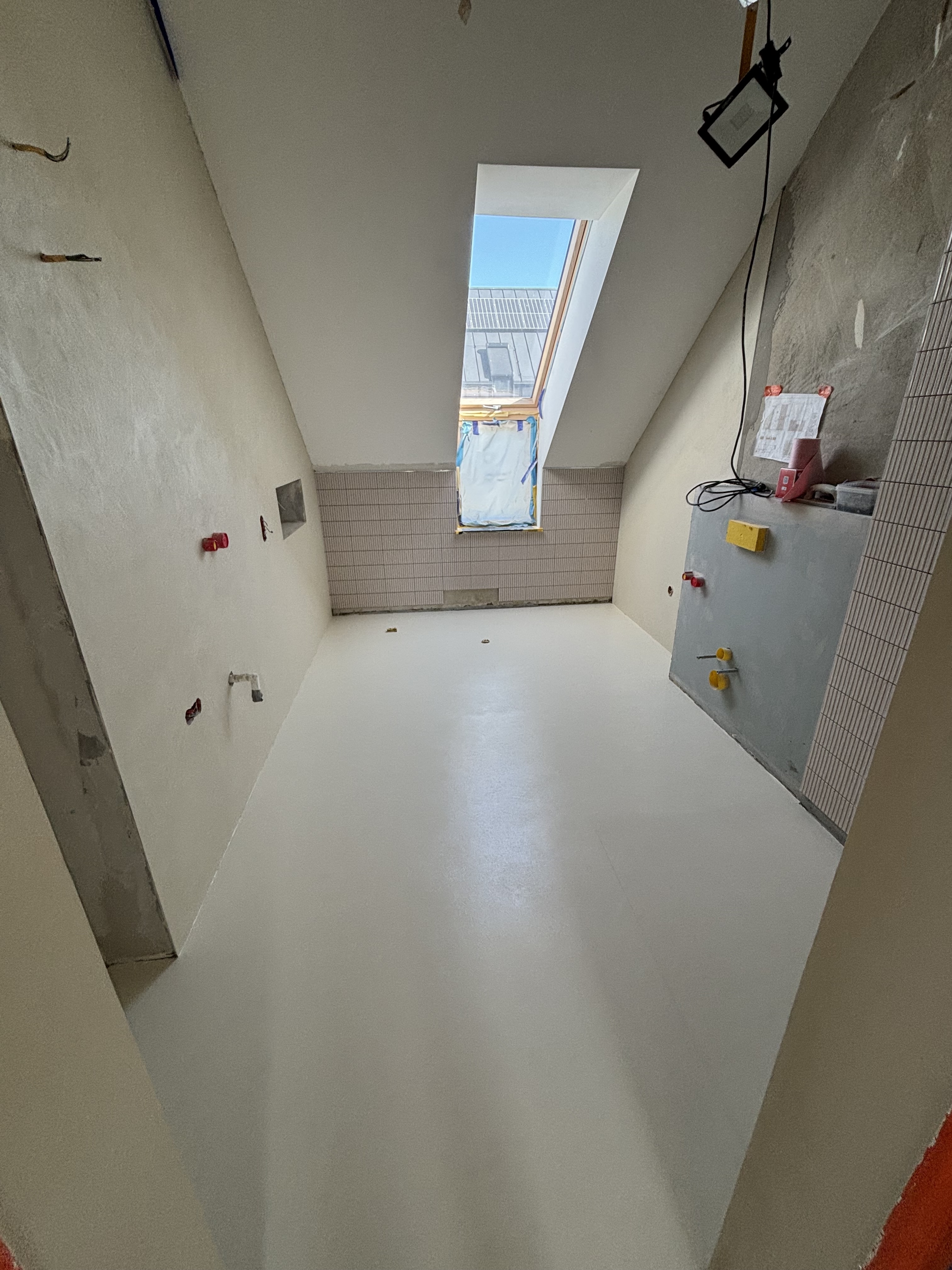 Mikrocement w przestrzeni loftowej – schody i ściany