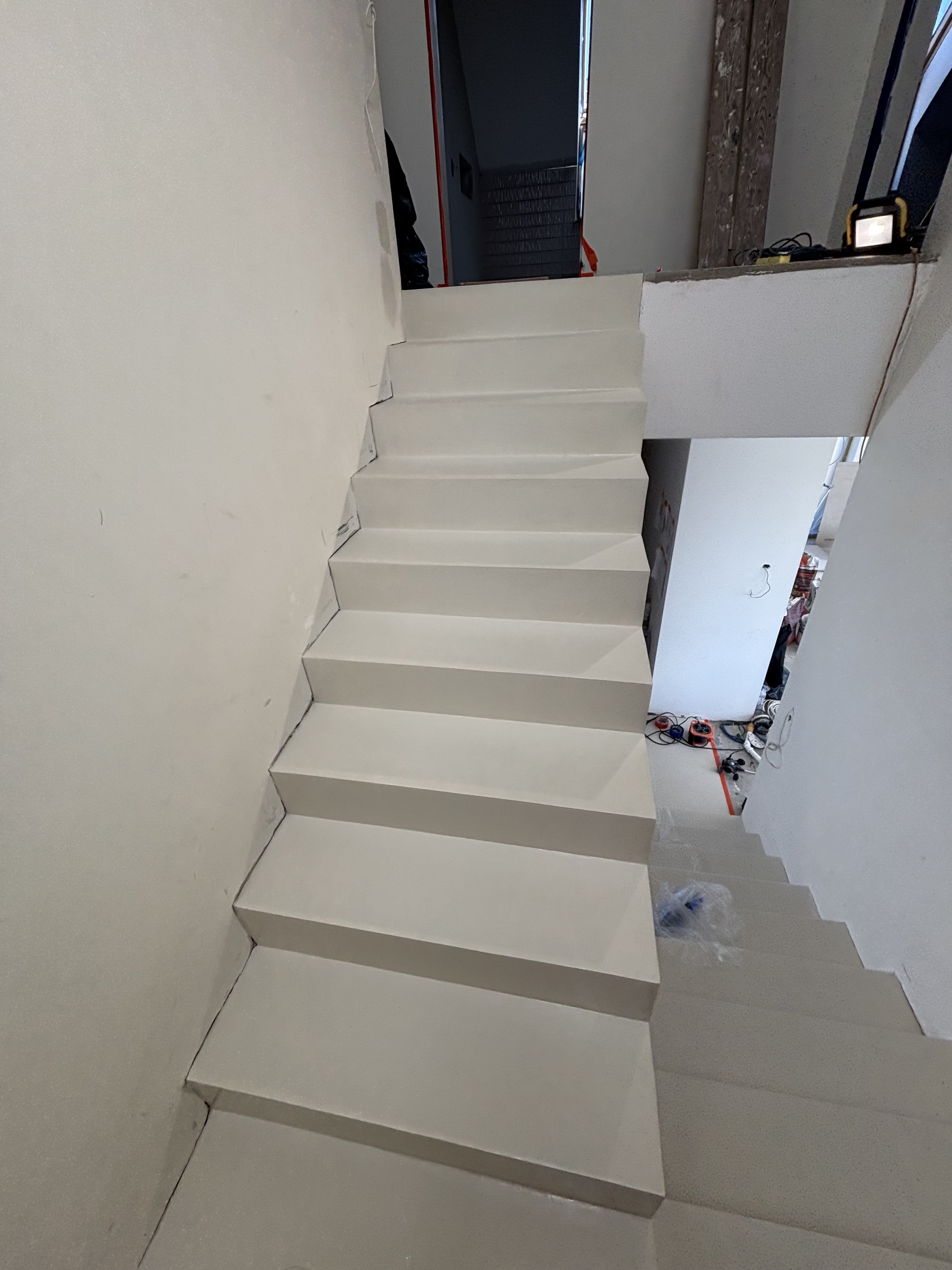 Mikrocement w przestrzeni loftowej – schody i ściany