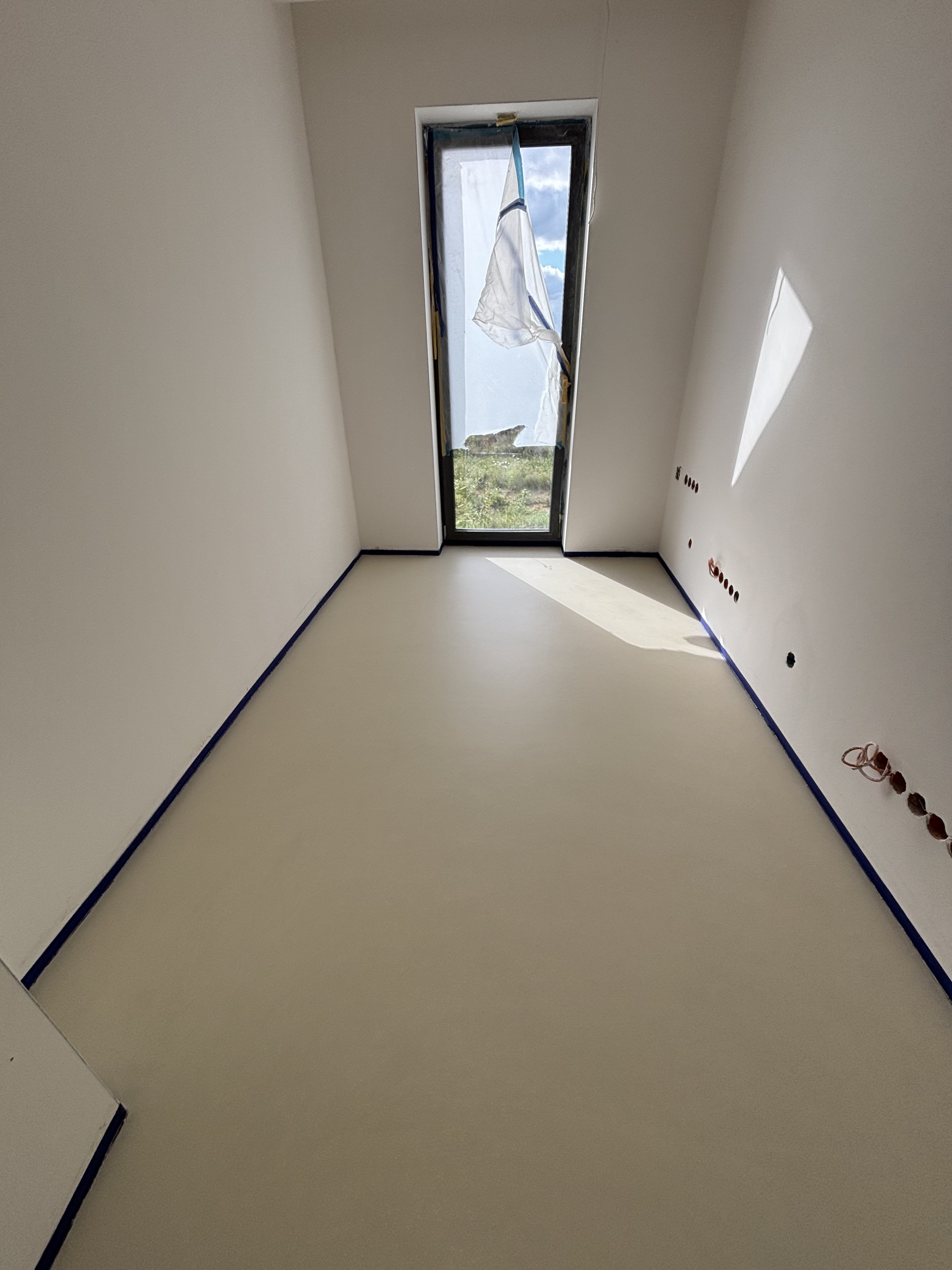 Powierzchnia mikrocementowa zabezpieczona lakierem ochronnym