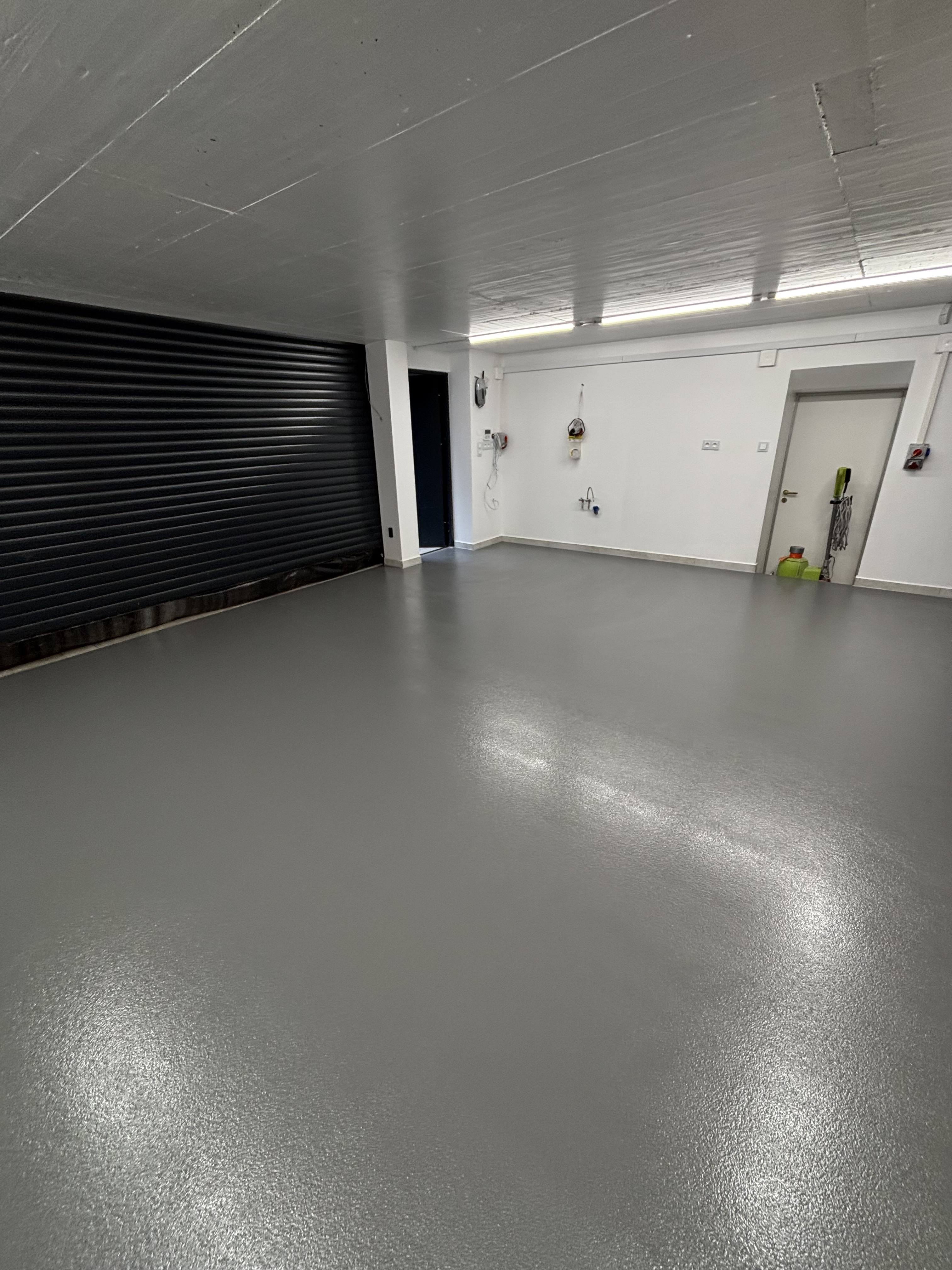 Posadzka epoksydowa w garażu prywatnym 