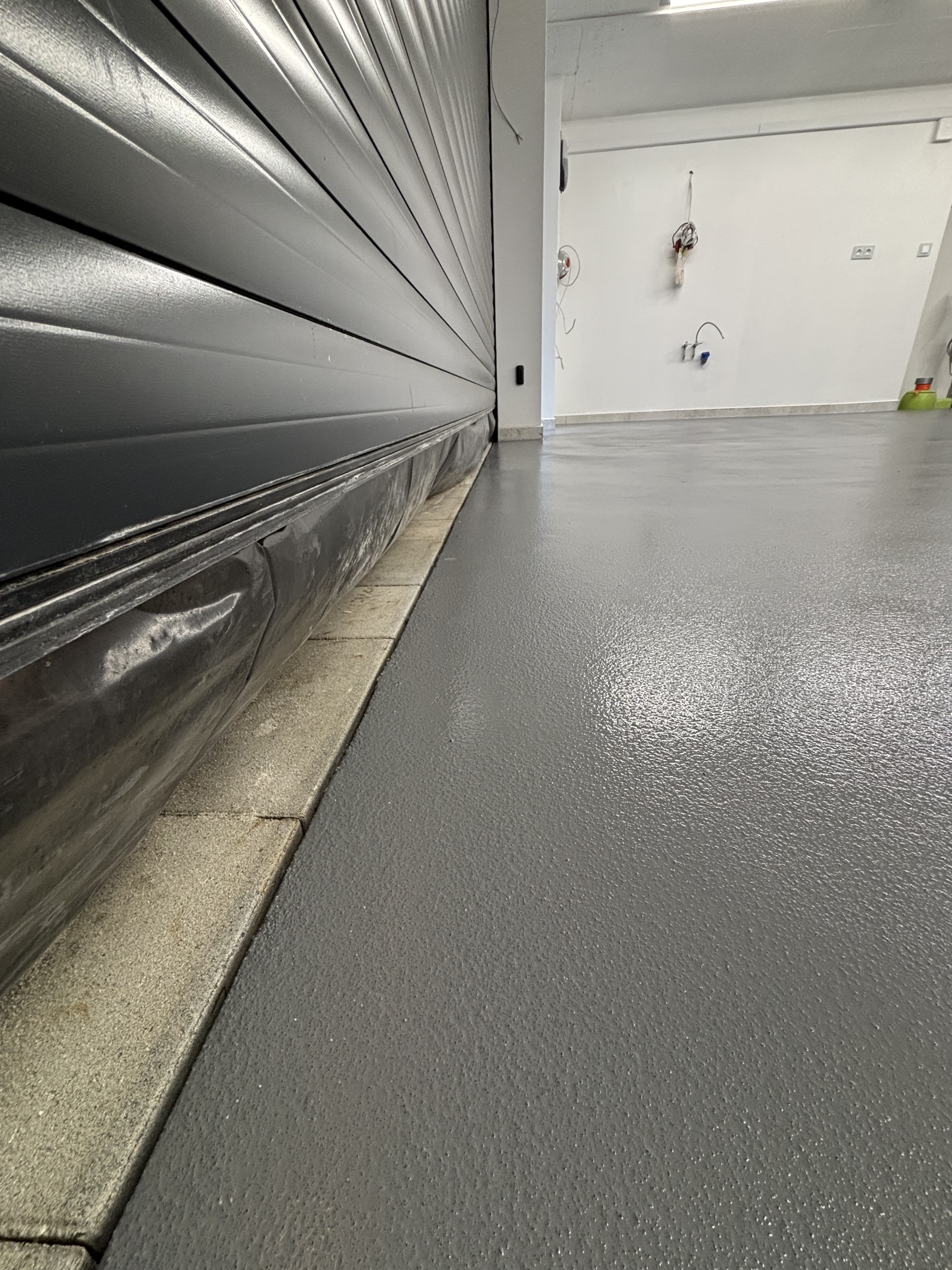 Bezspoinowa posadzka żywiczna w garażu podziemnym