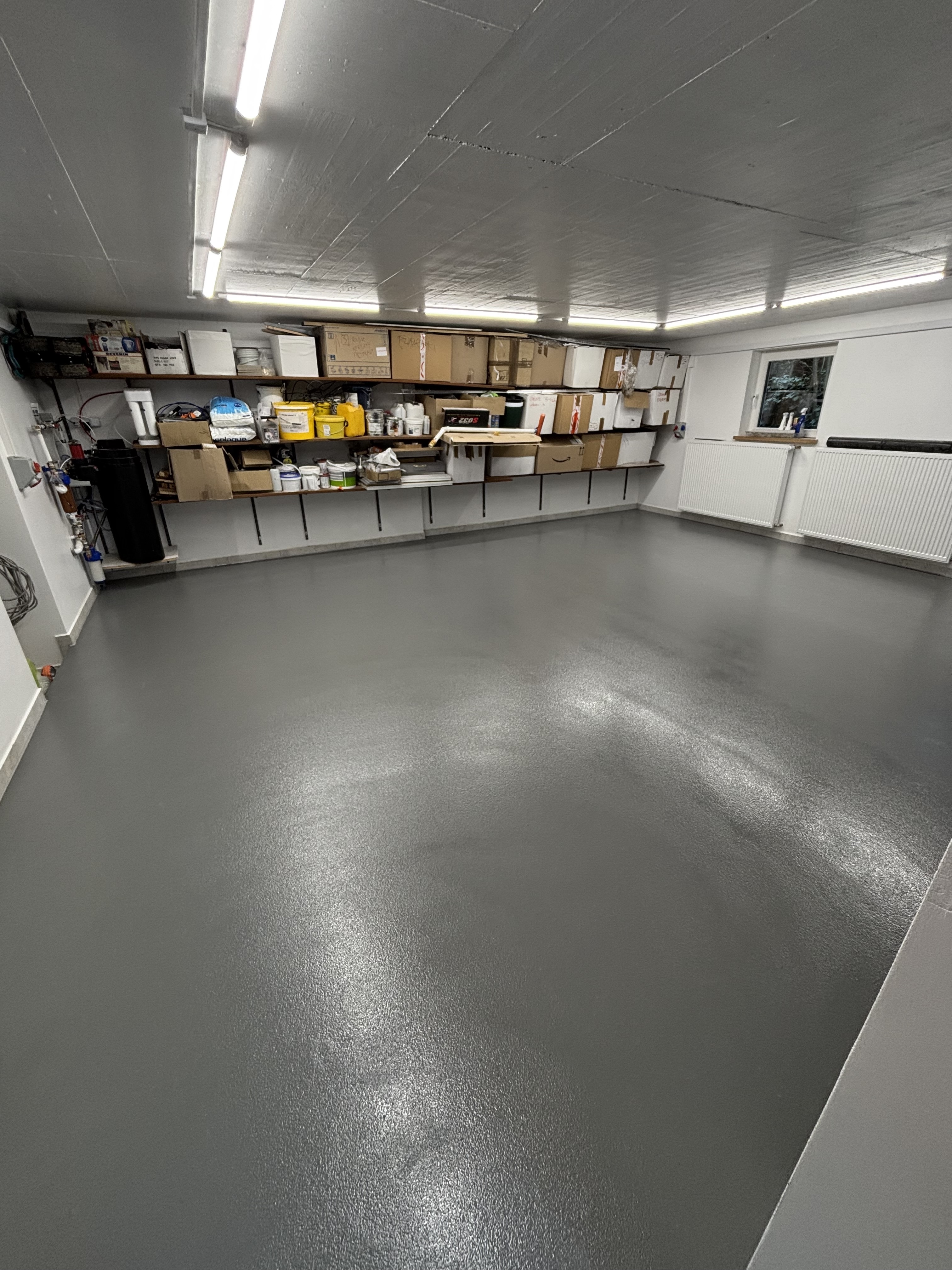 Posadzka żywiczna w garażu – powierzchnia łatwa w czyszczeniu