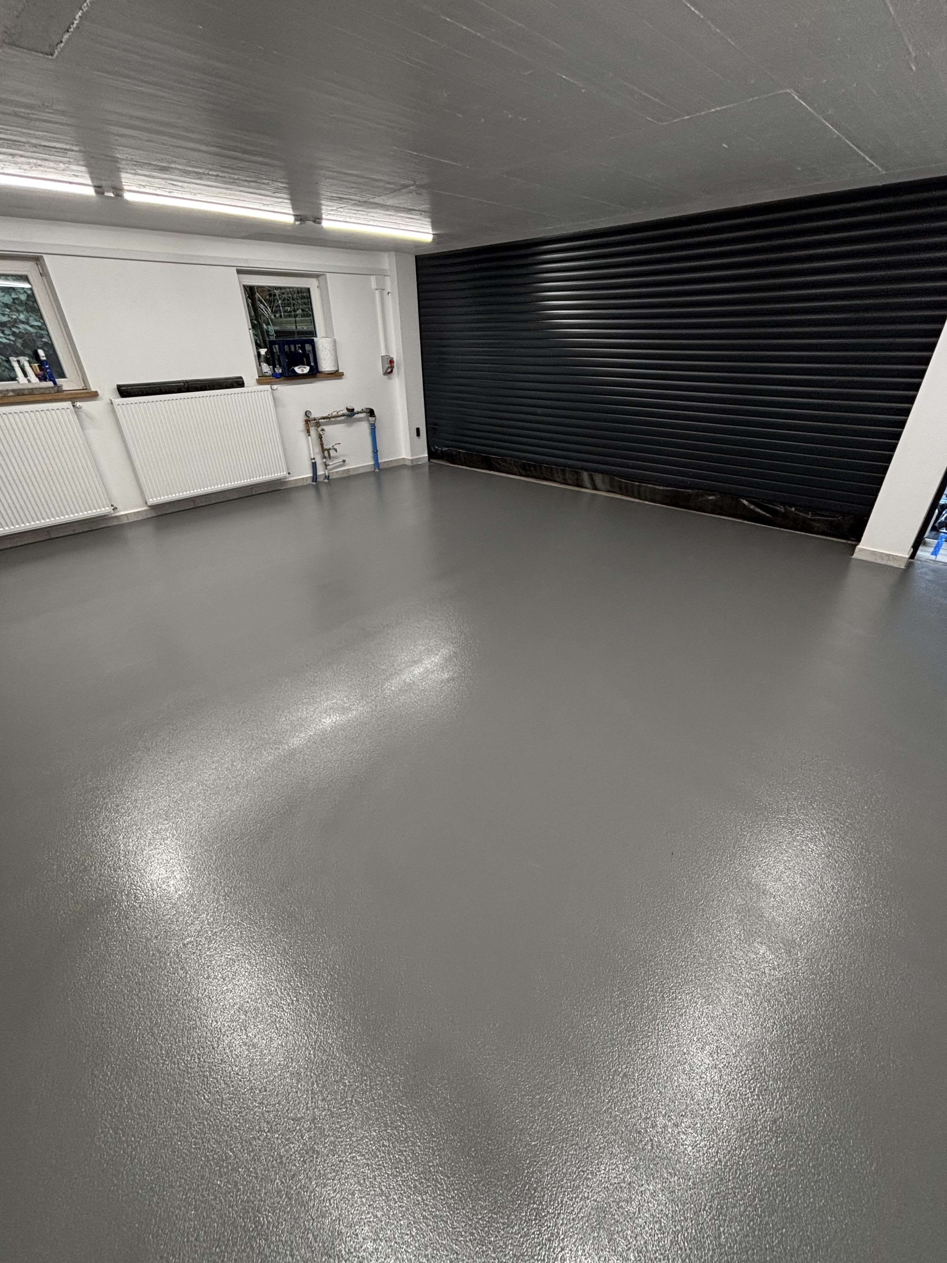 Posadzka garażowa z żywicy – odporna na olej i ścieranie