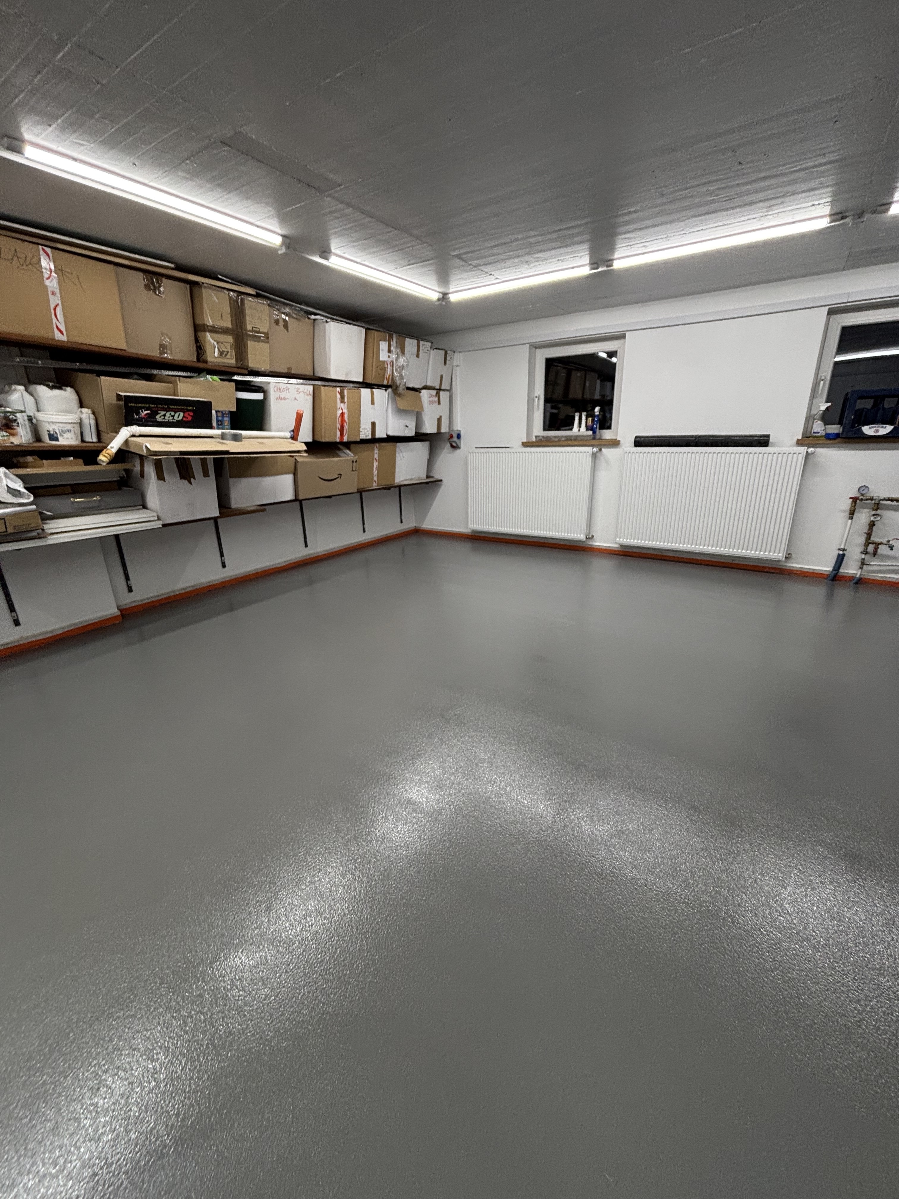 Wykończenie garażu żywicą epoksydową – efekt połysku