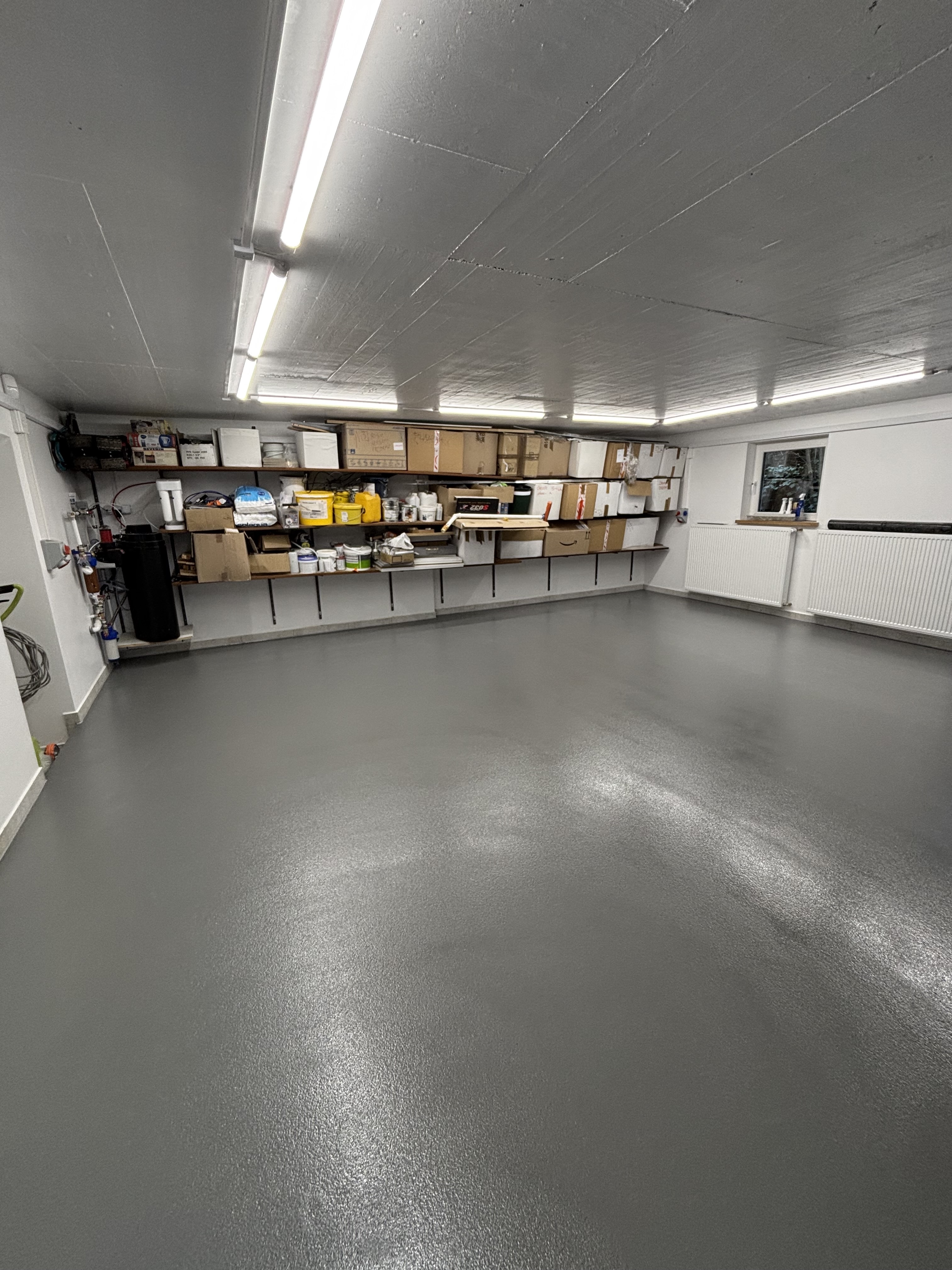 Posadzka żywiczna w warsztacie – system przemysłowy