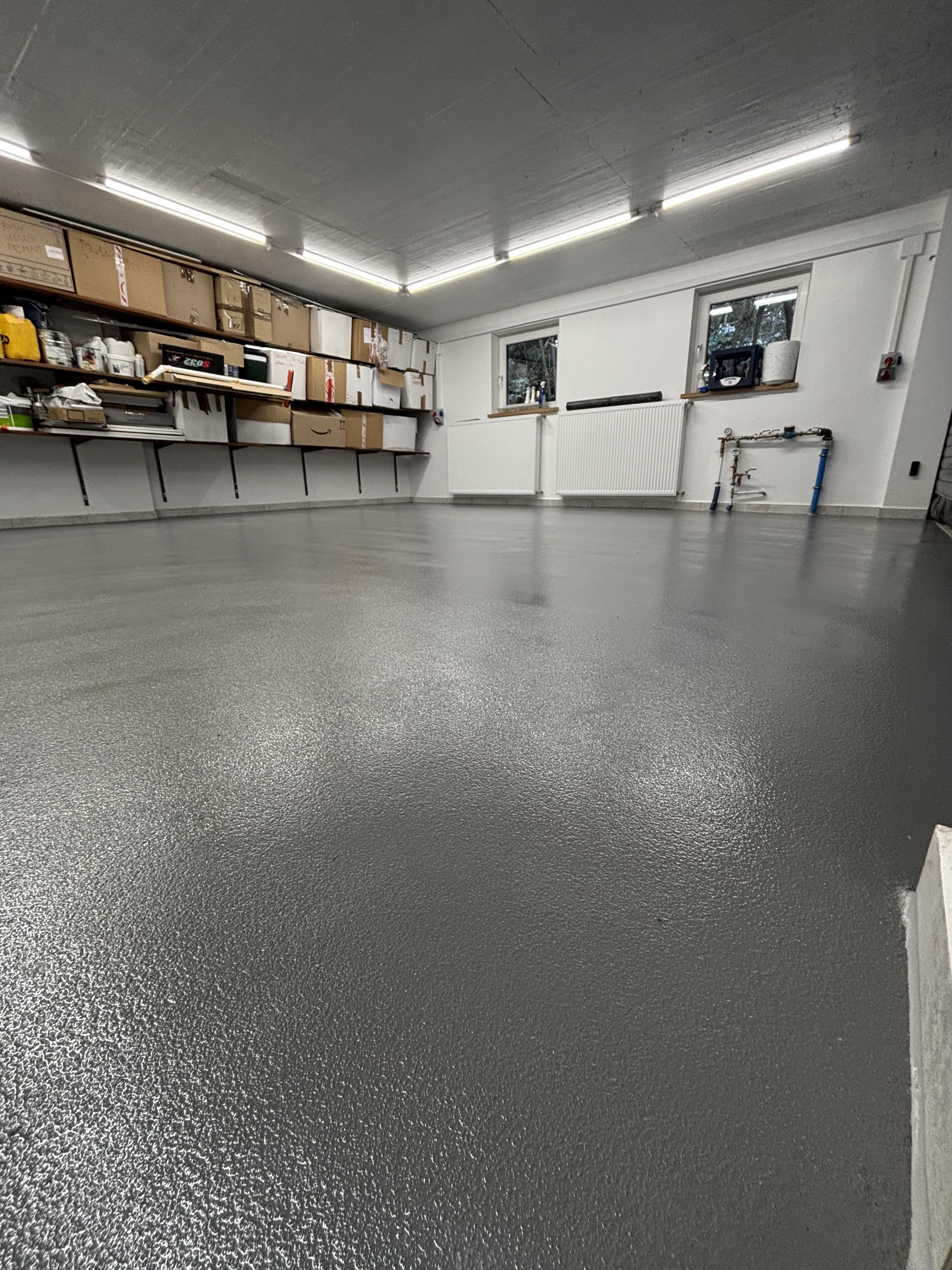Posadzka żywiczna w garażu – system epoksydowy