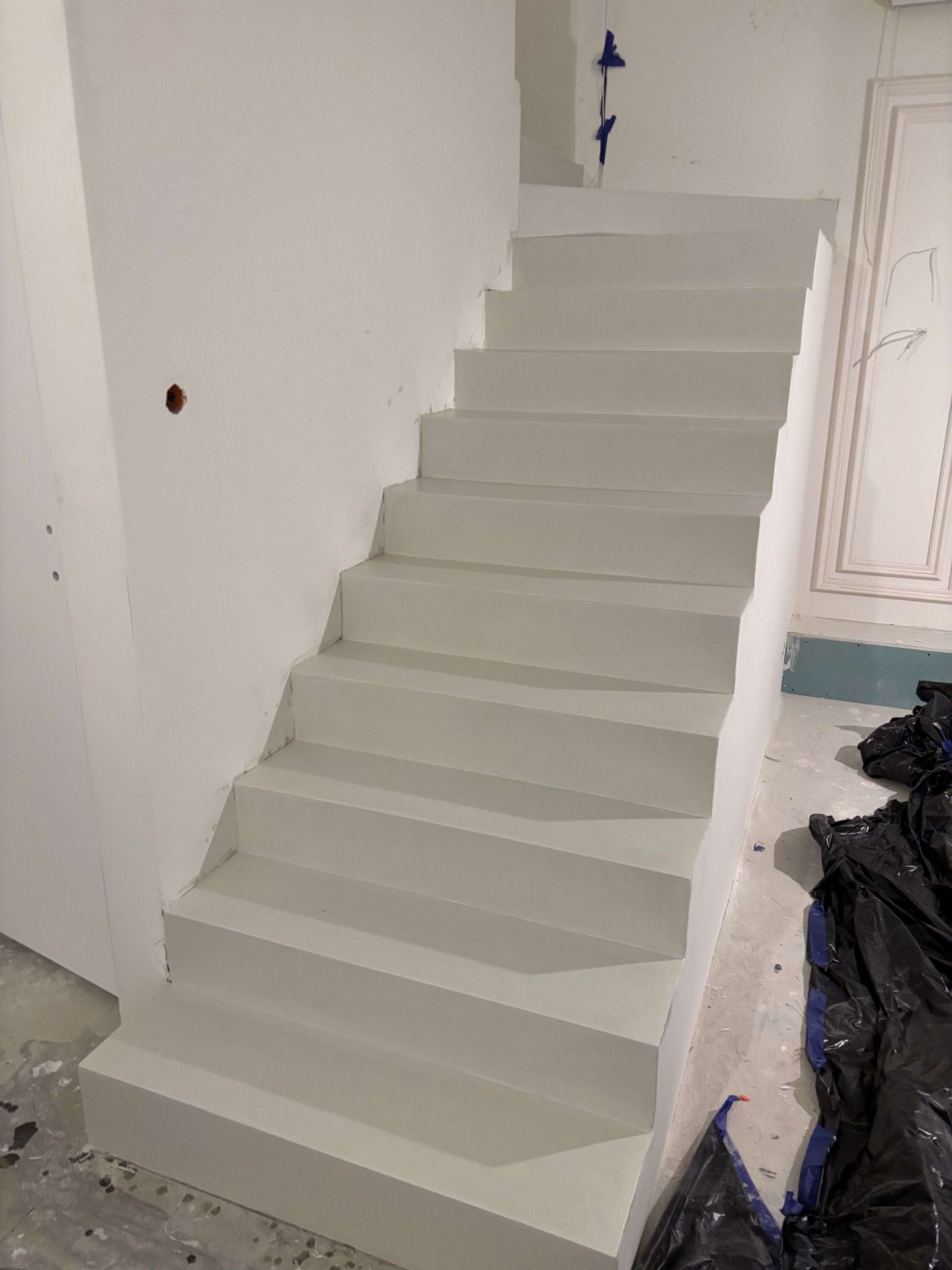 Podłoga z mikrocementu w łazience – powierzchnia bez fug