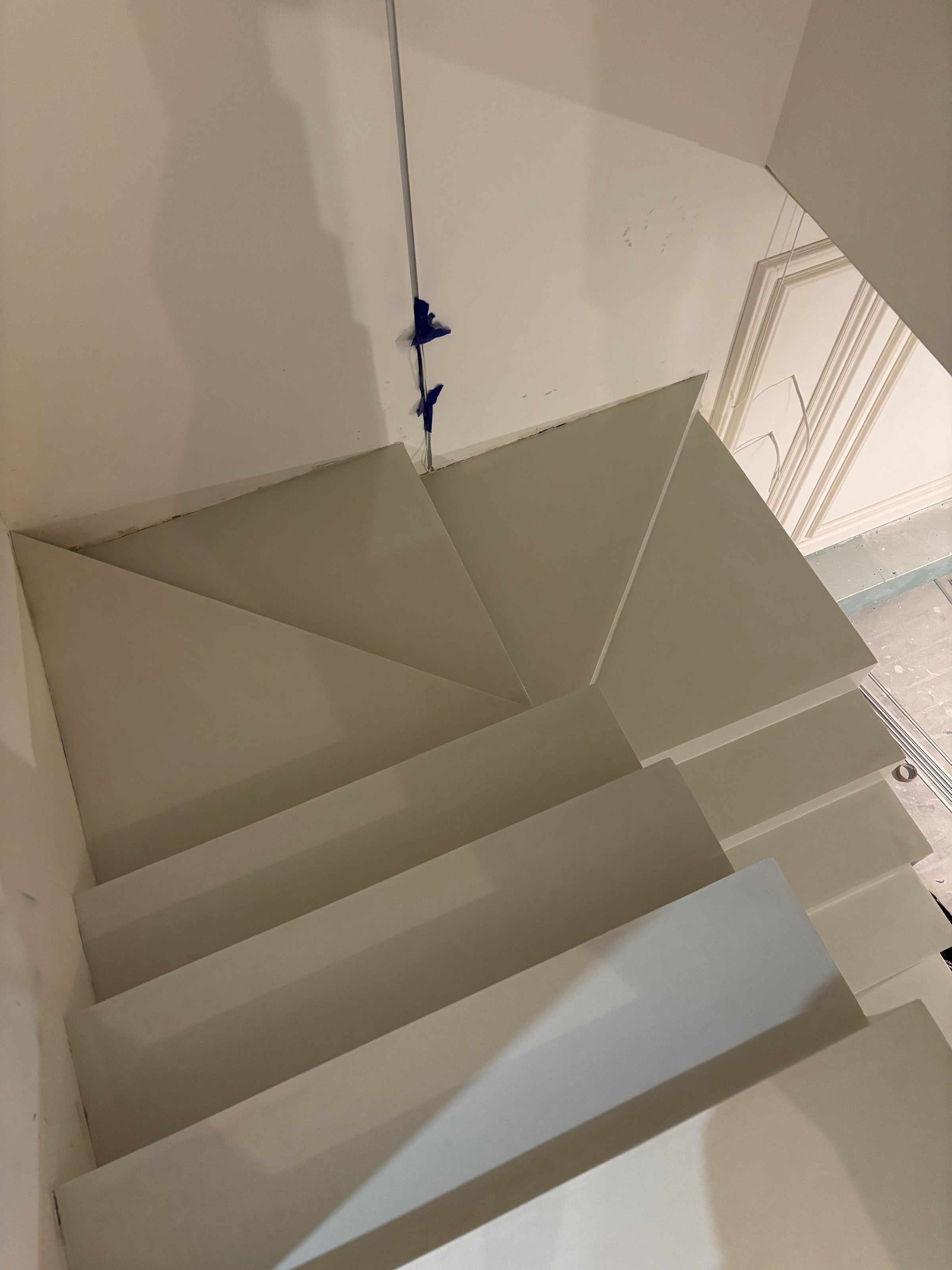 Schody mikrocementowe w prywatnym wnętrzu – Warszawa