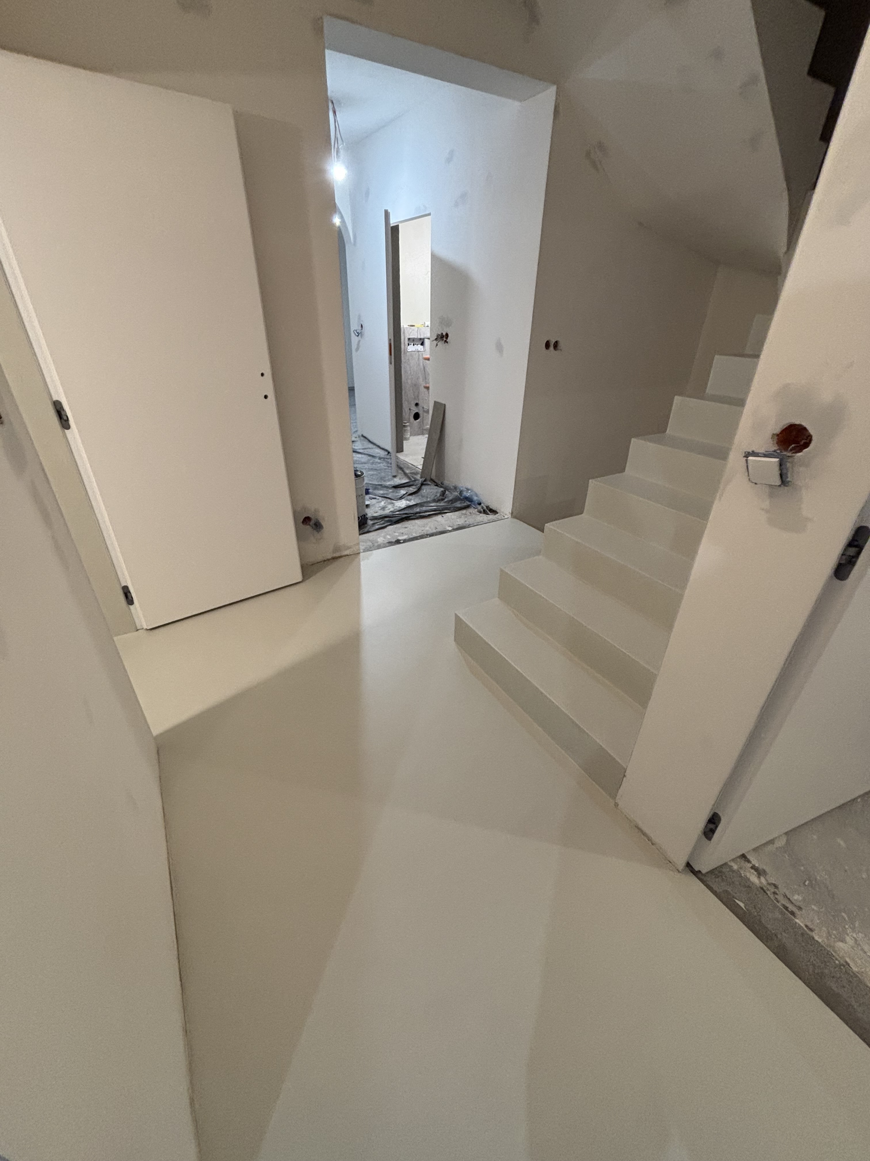 Podłoga z mikrocementu w stylu loftowym