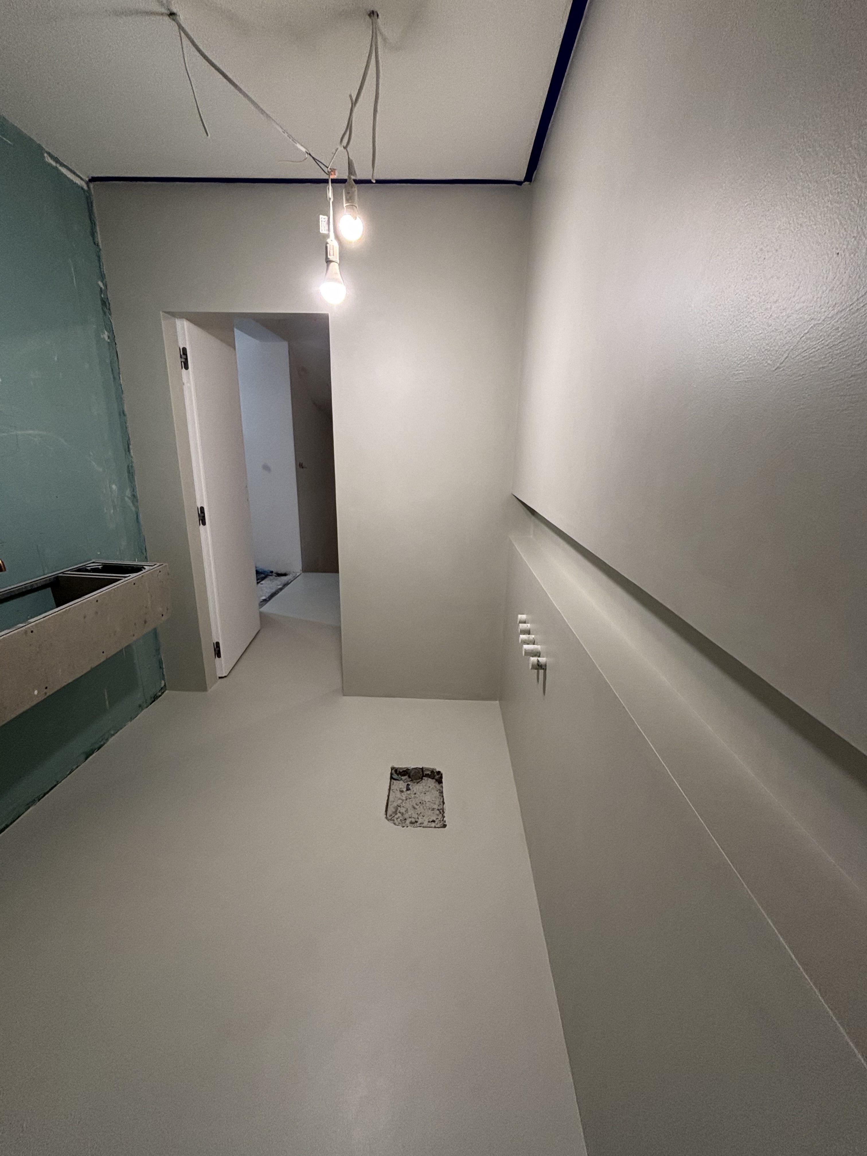 Ściany z mikrocementu w łazience – efekt betonu architektonicznego