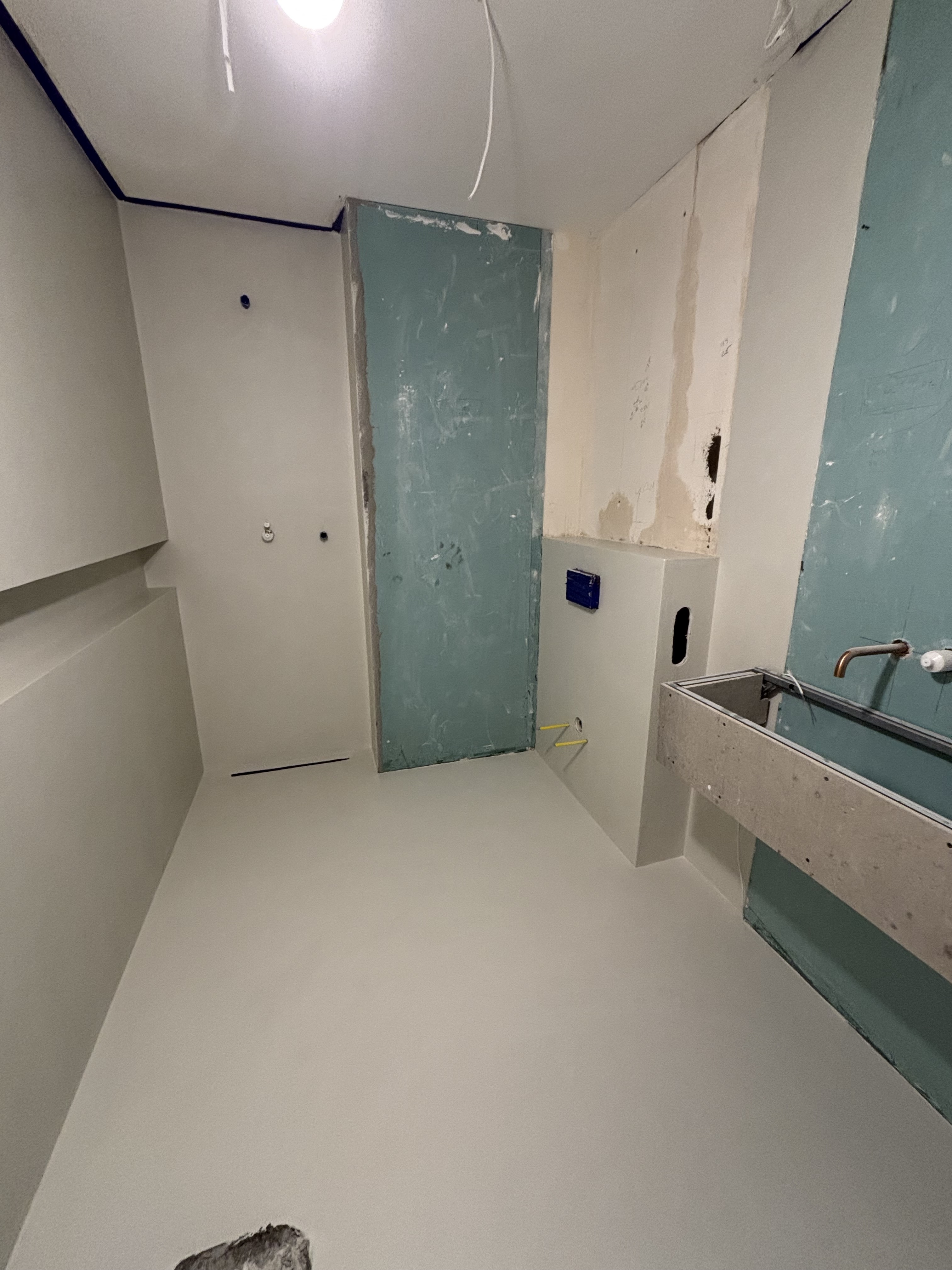 Mikrocement w łazience – nowoczesne wykończenie wnętrza