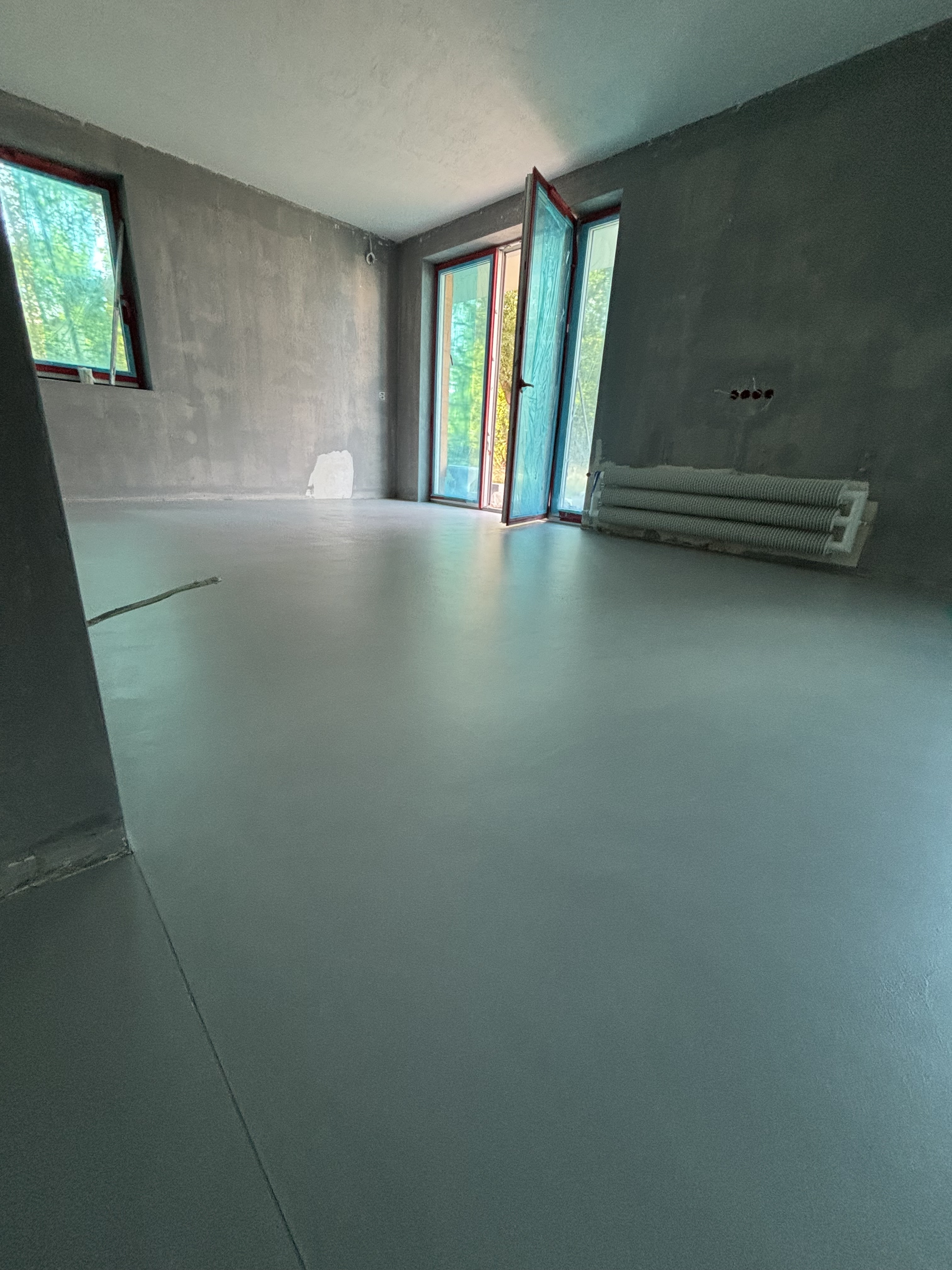 Posadzka z mikrocementu w loftowym apartamencie – efekt betonu