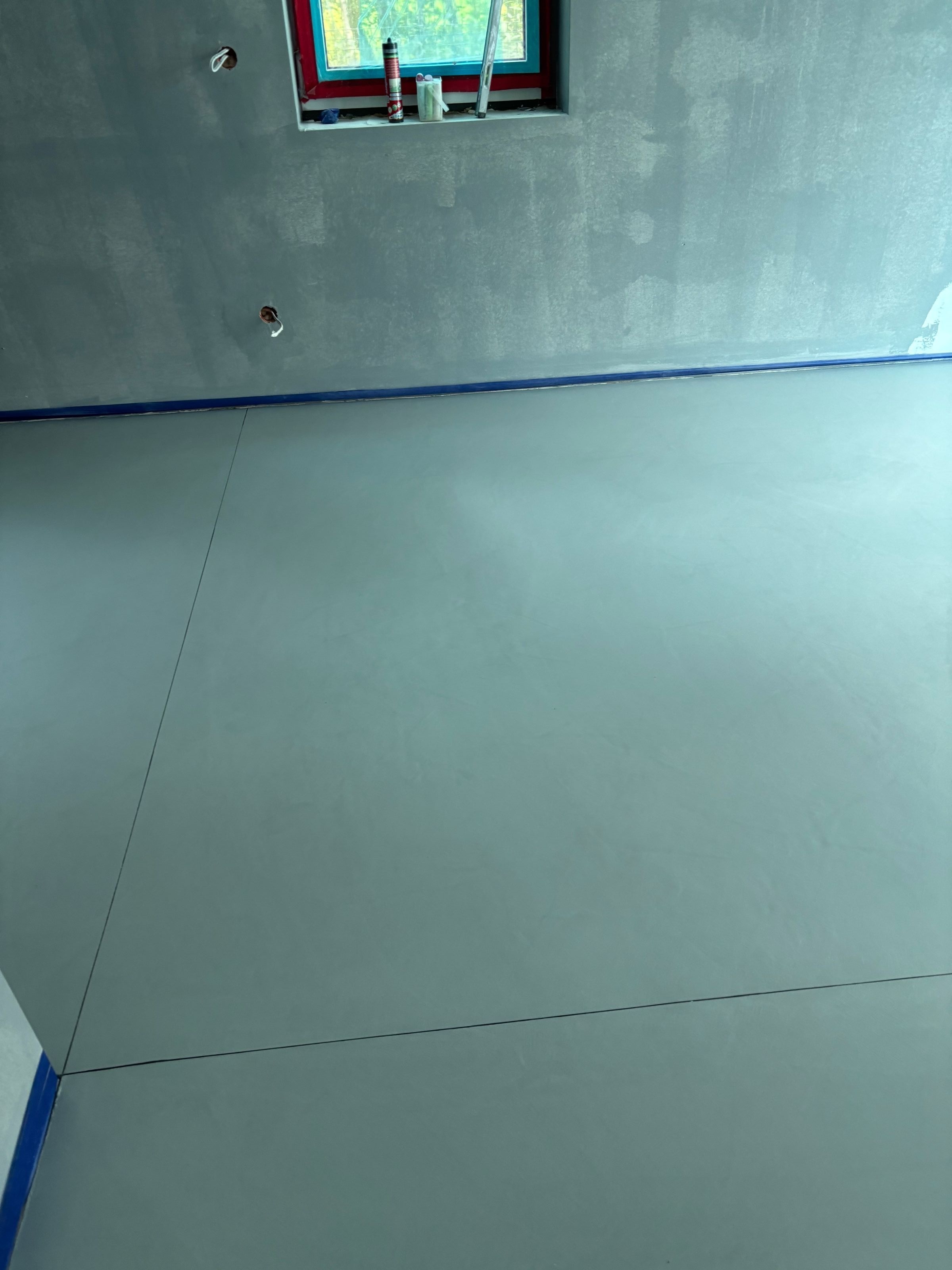 Mikrocement na podłodze w apartamencie loftowym – Warszawa