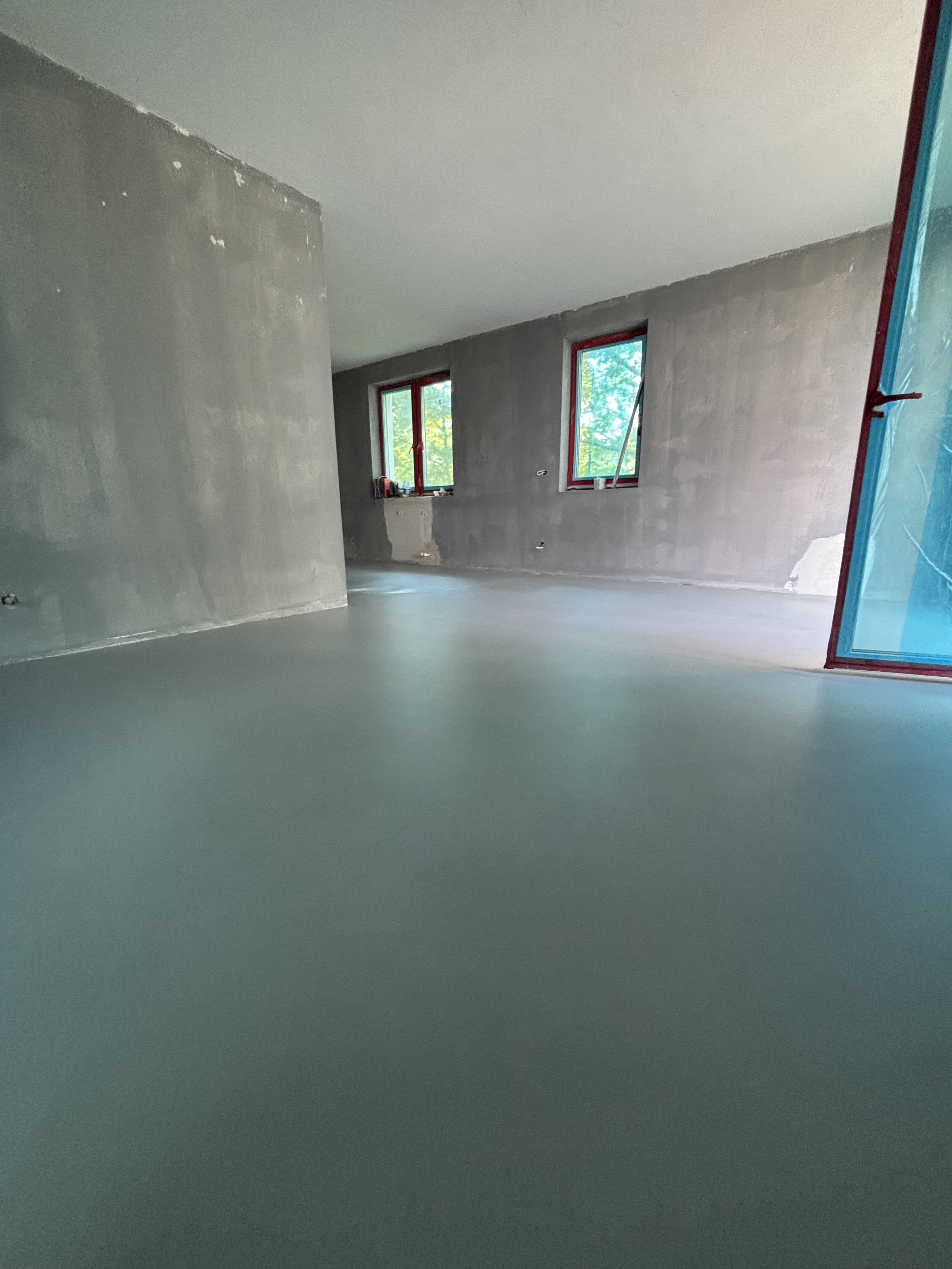 Mikrocement na podłodze w stylu industrialnym – realizacja Loft Surface