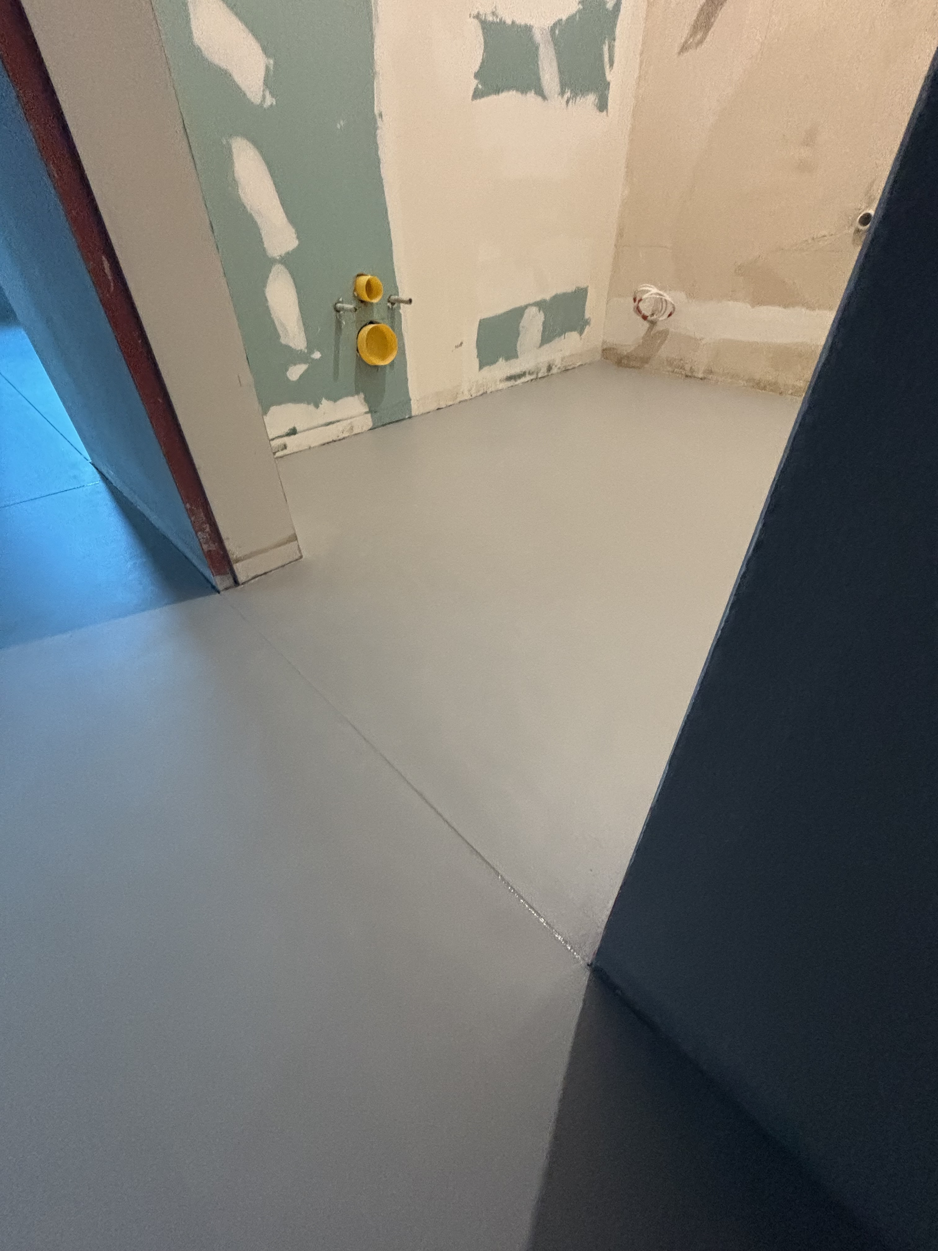 Mikrocement – podłoga w lofcie z efektem betonu architektonicznego