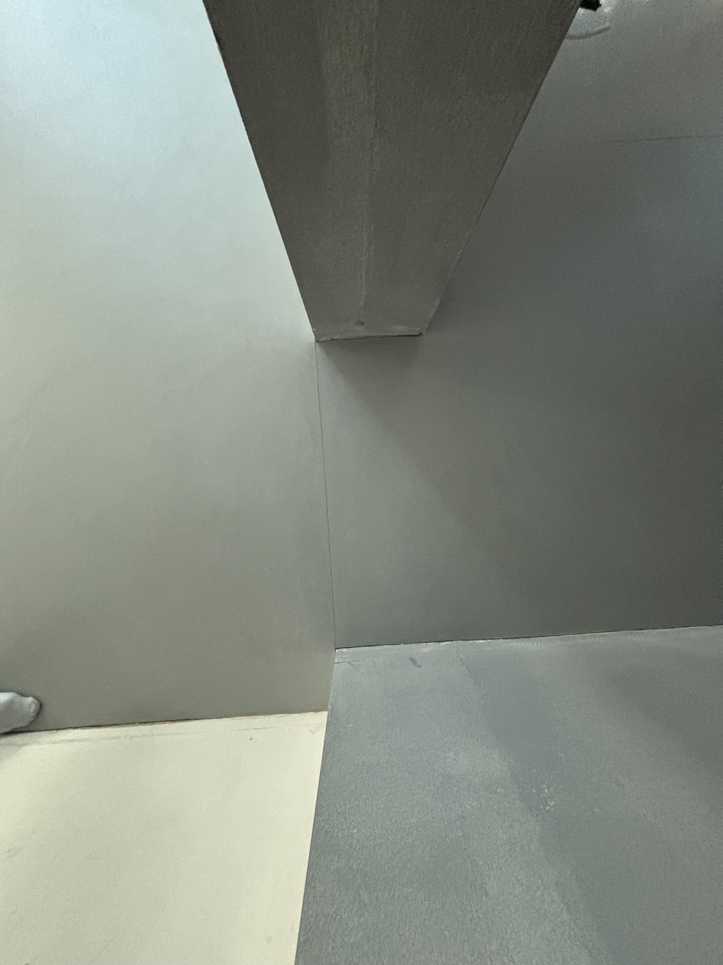 Mikrocement w lofcie – trwała i elegancka posadzka bez spoin