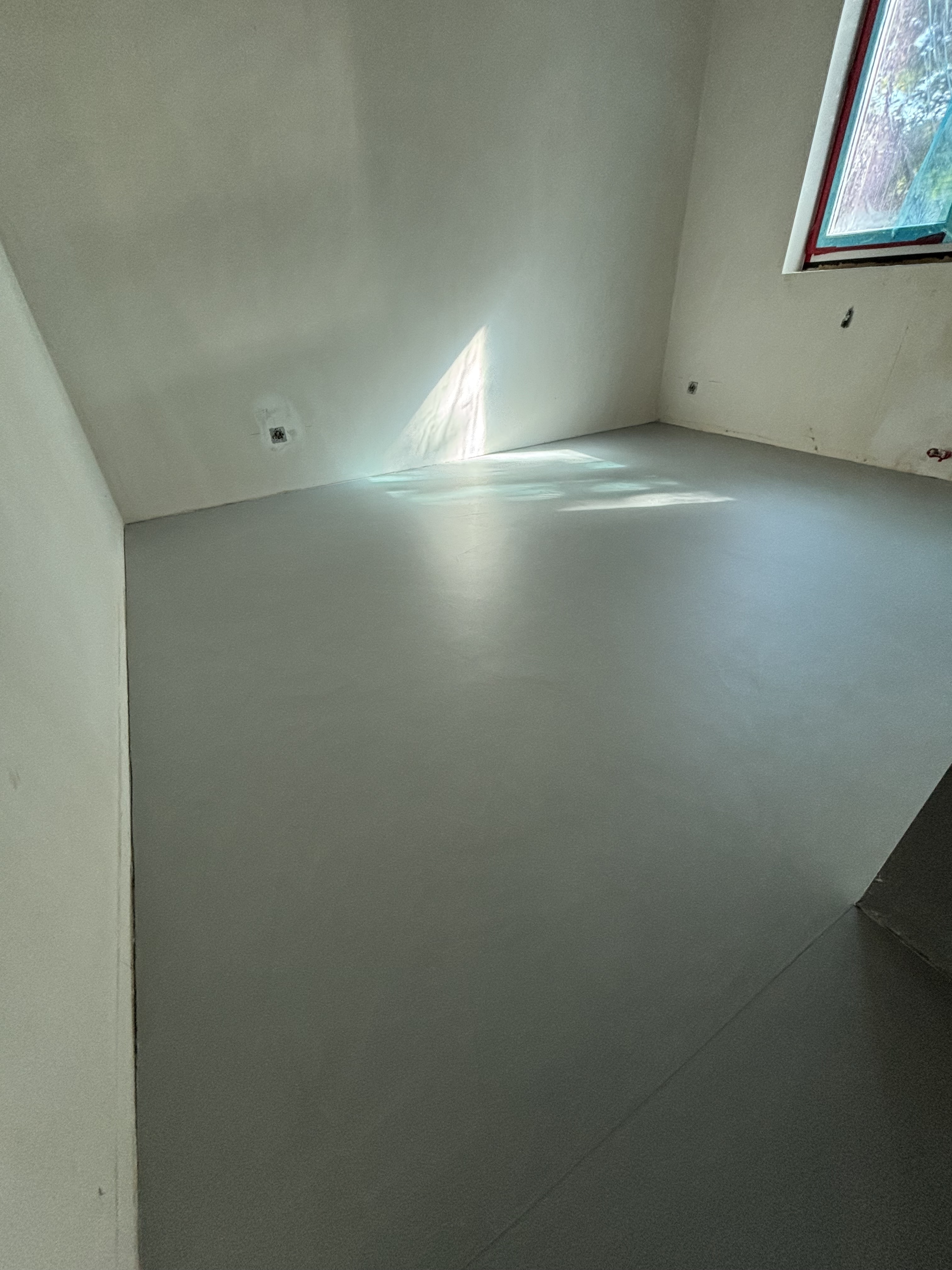 Bezspoinowa posadzka mikrocementowa w stylu loft