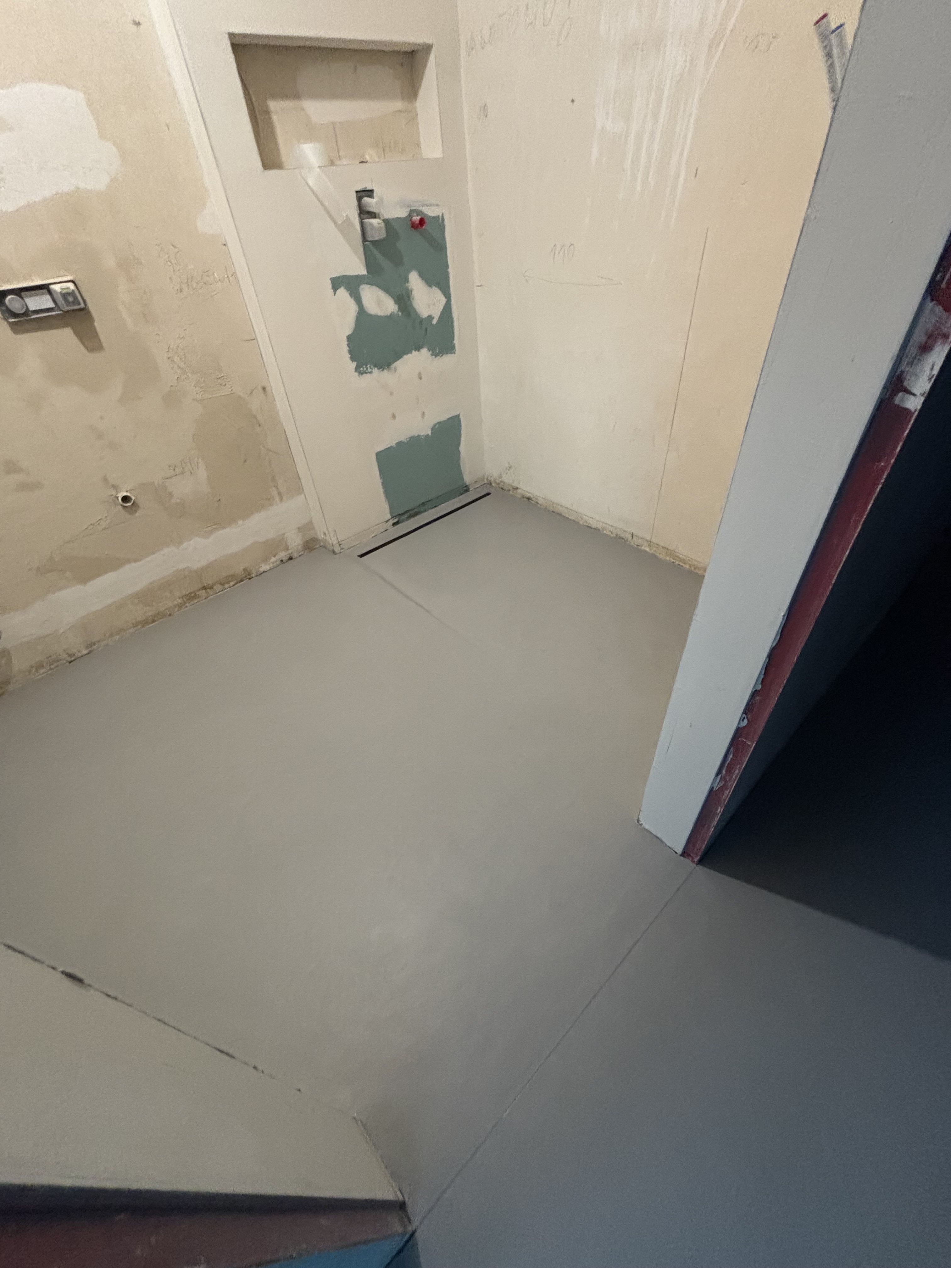 Podłoga z mikrocementu w apartamencie – minimalistyczne wykończenie