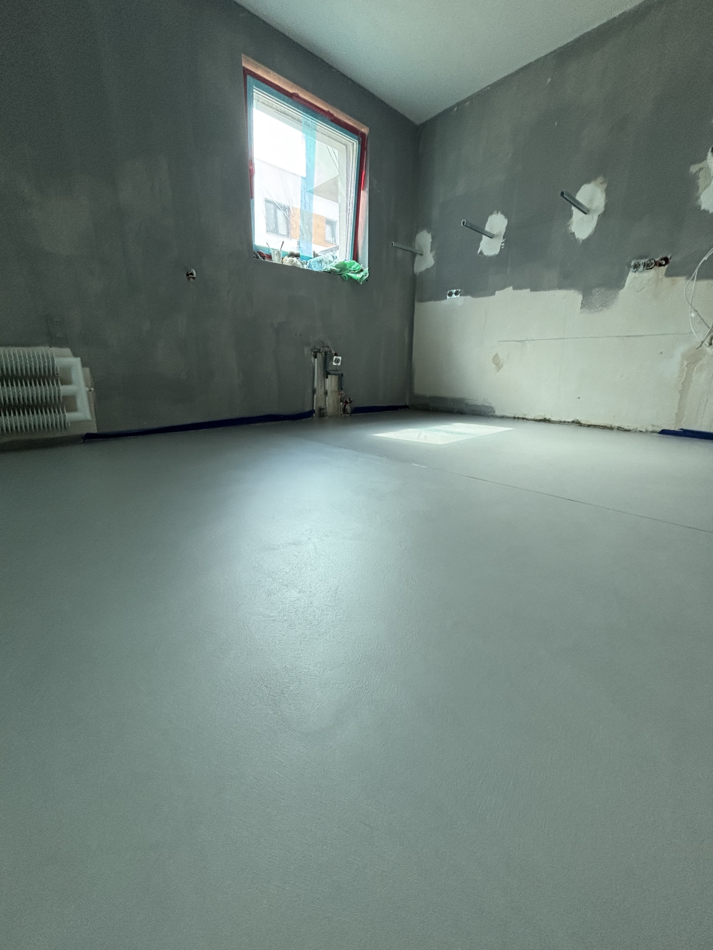 Bezspoinowa podłoga mikrocementowa w apartamencie premium