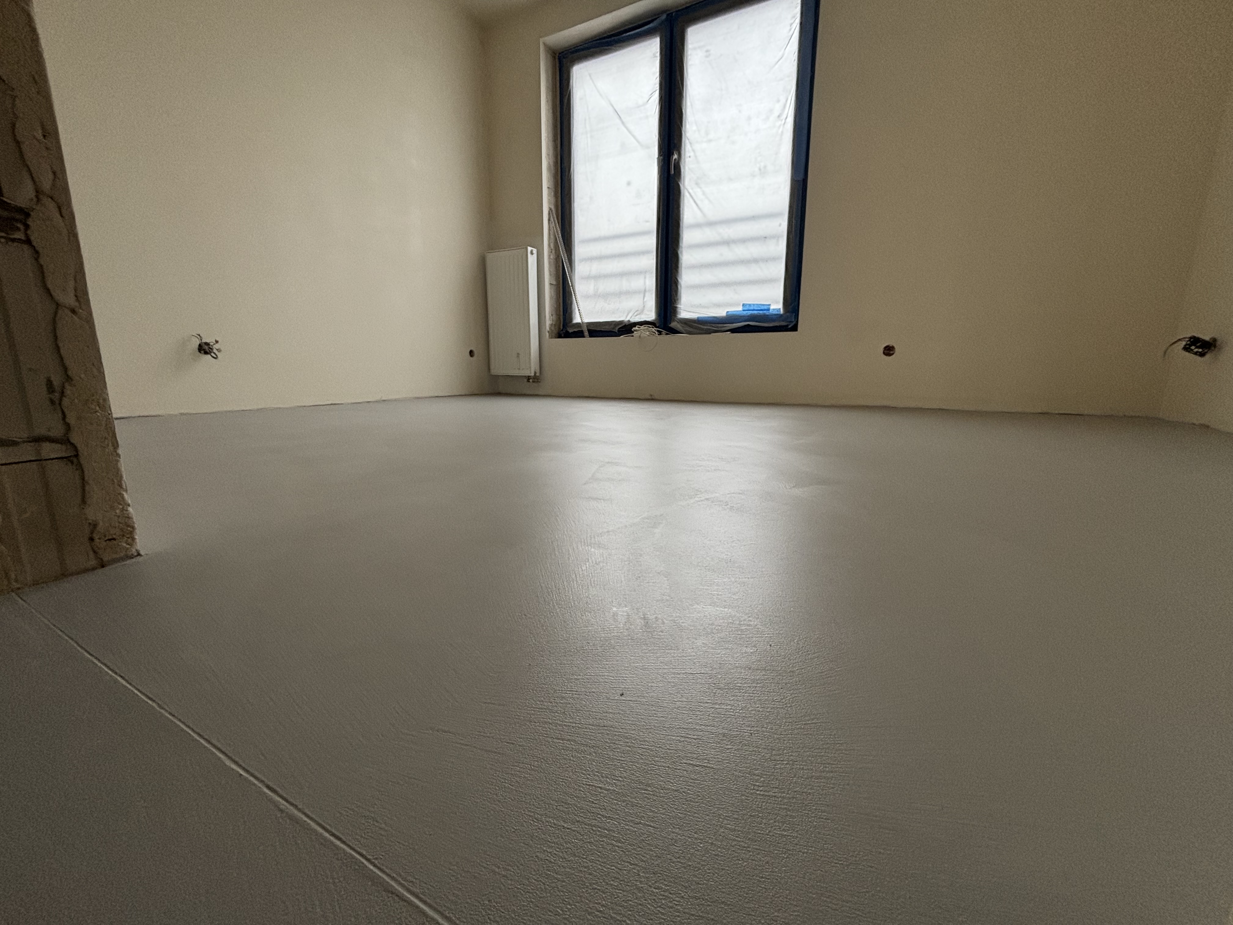 Mikrocement na podłodze w apartamencie – Łódź