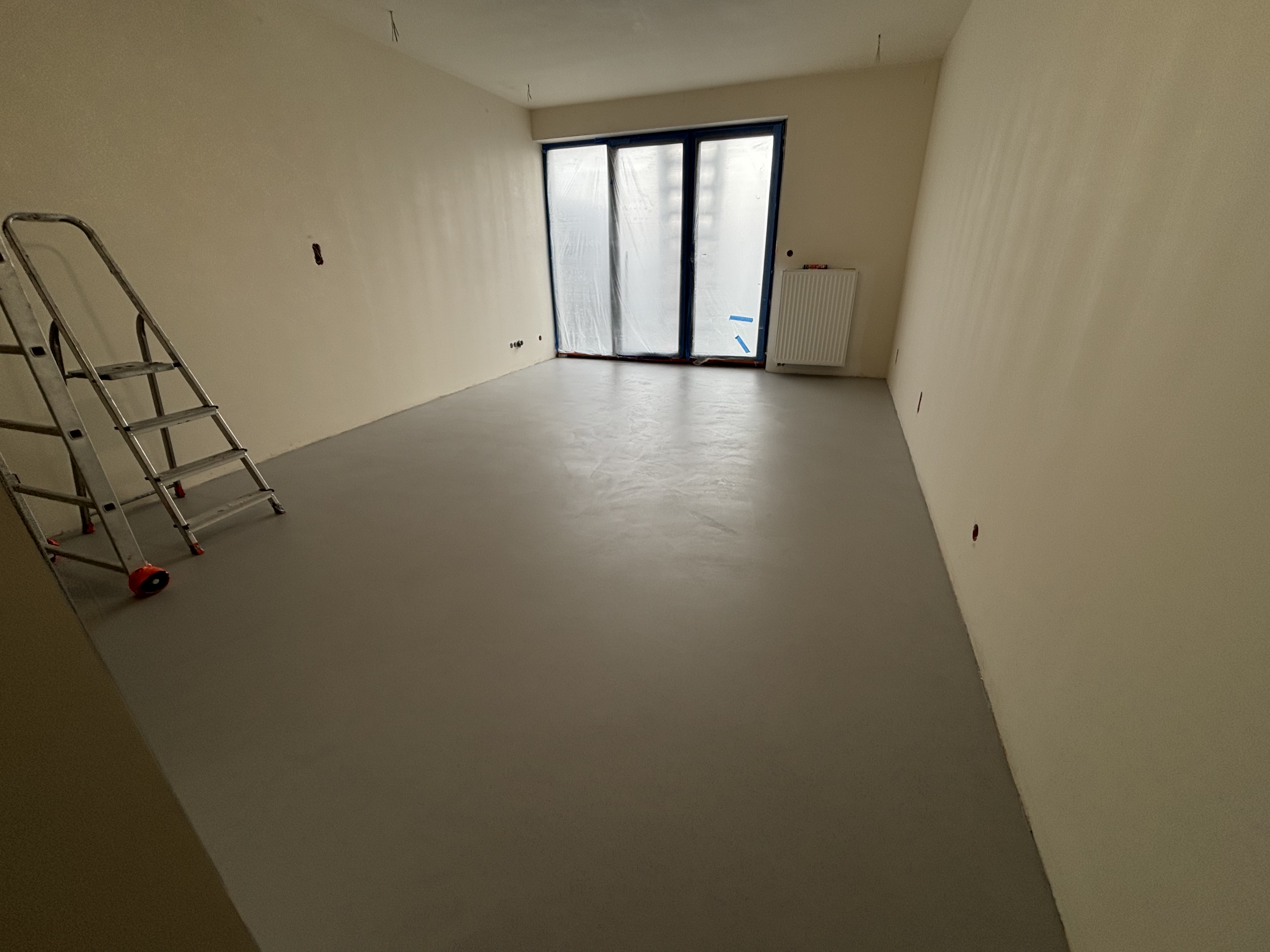 Mikrocement na posadzce w salonie – Łódź