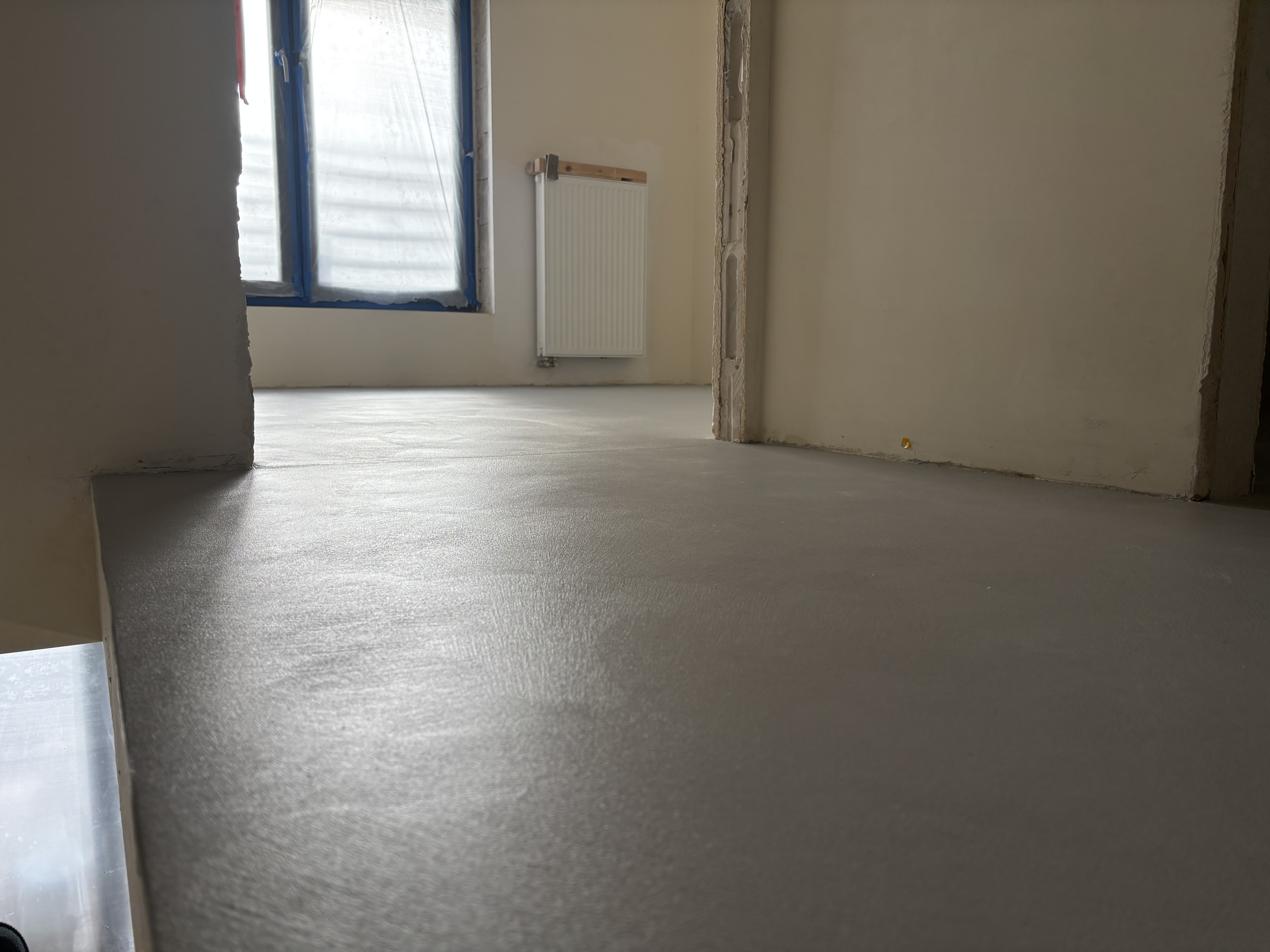 Mikrocement na podłodze w minimalistycznym wnętrzu