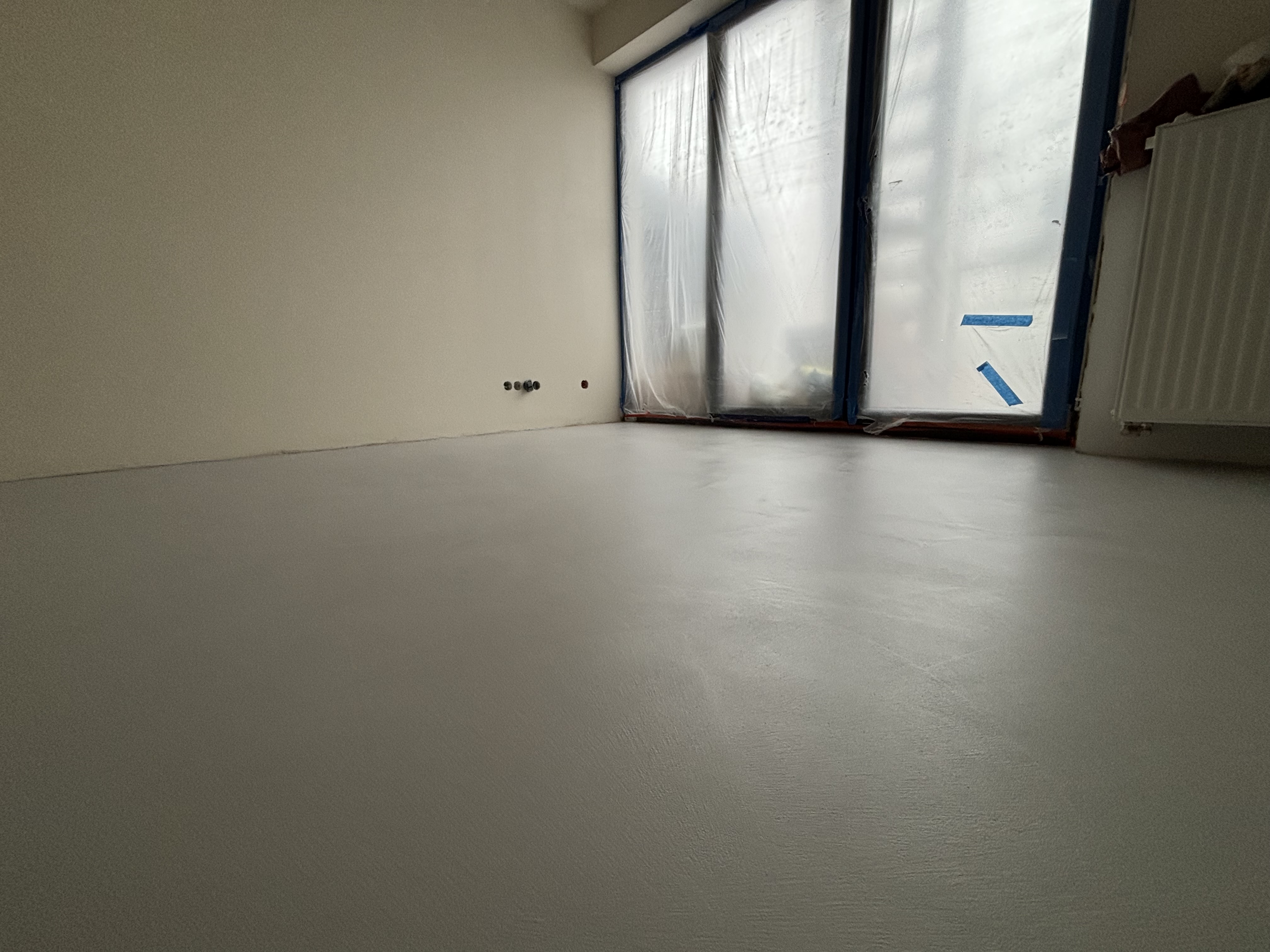 Posadzka bezspoinowa z mikrocementu – efekt betonu