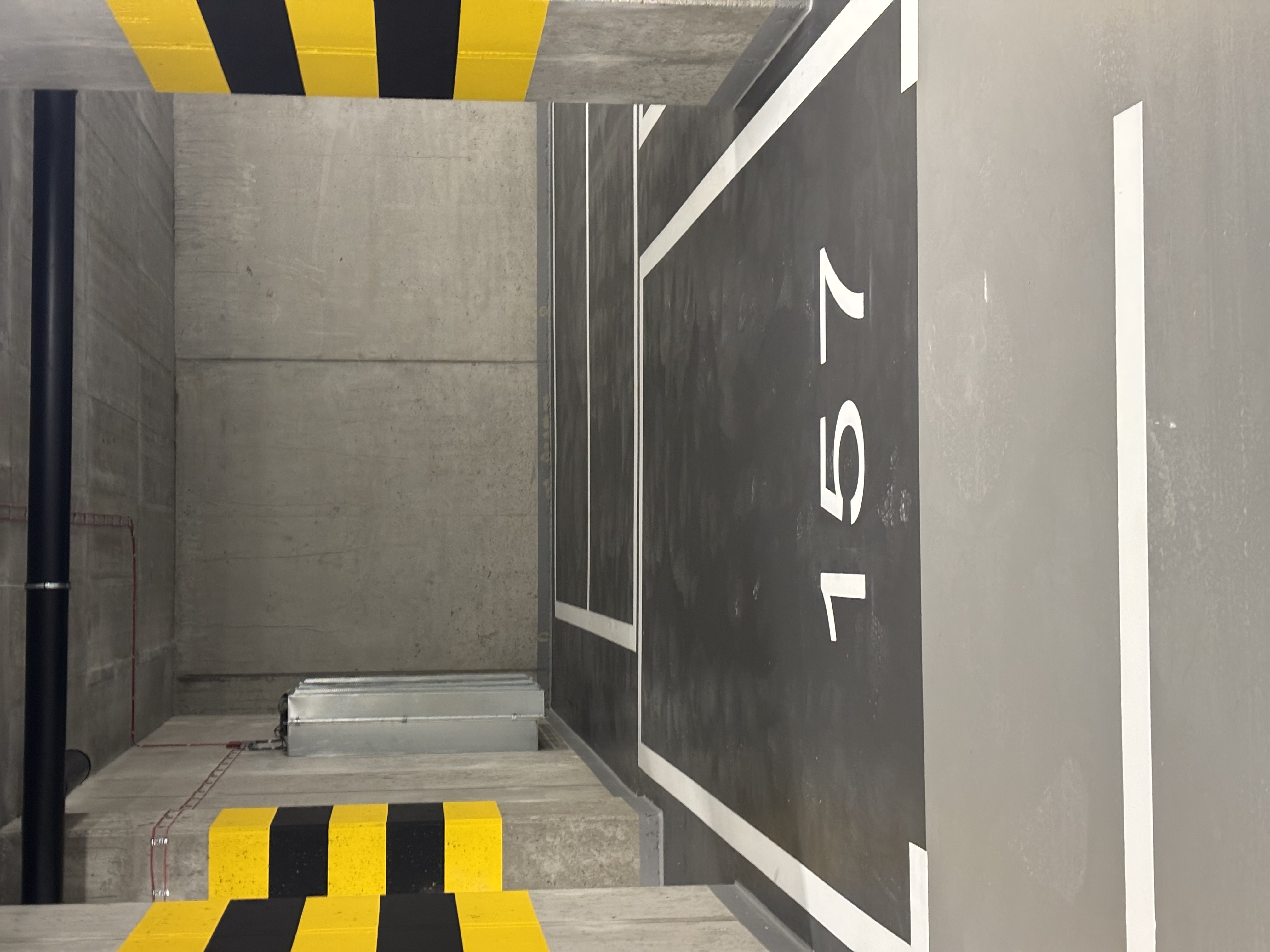 Posadzka żywiczna — parking podziemny  Warszawa | Loft Surface