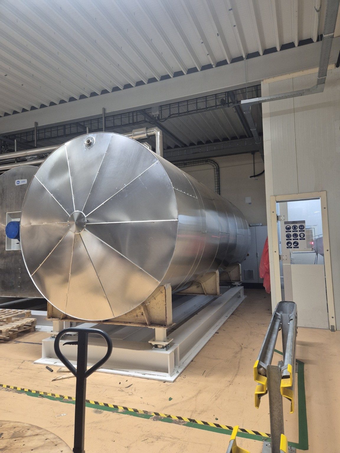 Horizontale opslagtank afgewerkt met aluminium beplating en een gesegmenteerde conische eindkap