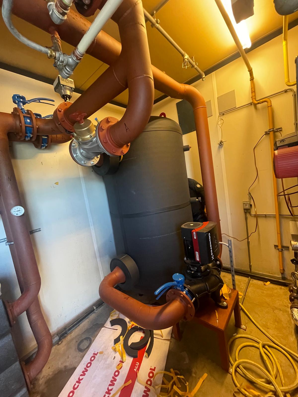 Vat geïsoleerd met zwarte elastomere isolatie tijdens de montage, met gegrond leidingwerk dat nog moet worden geïsoleerd