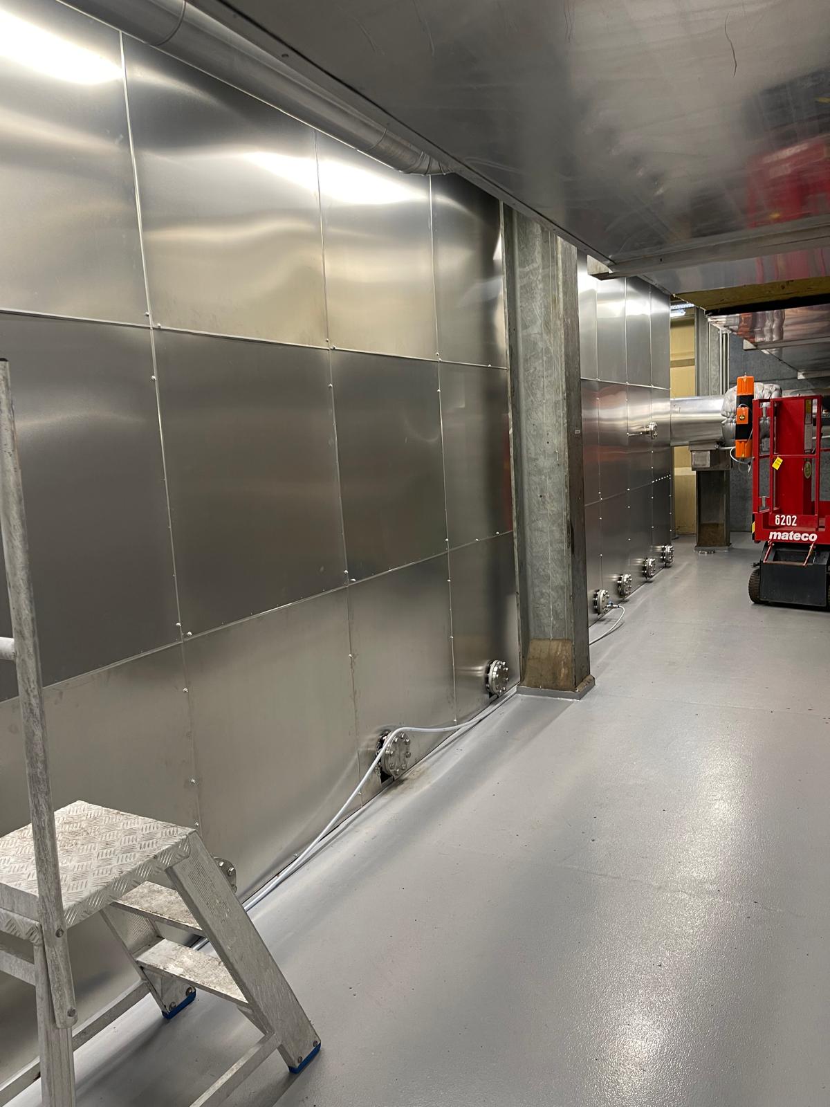 Wand afgewerkt met vlakke metalen beplatingspanelen