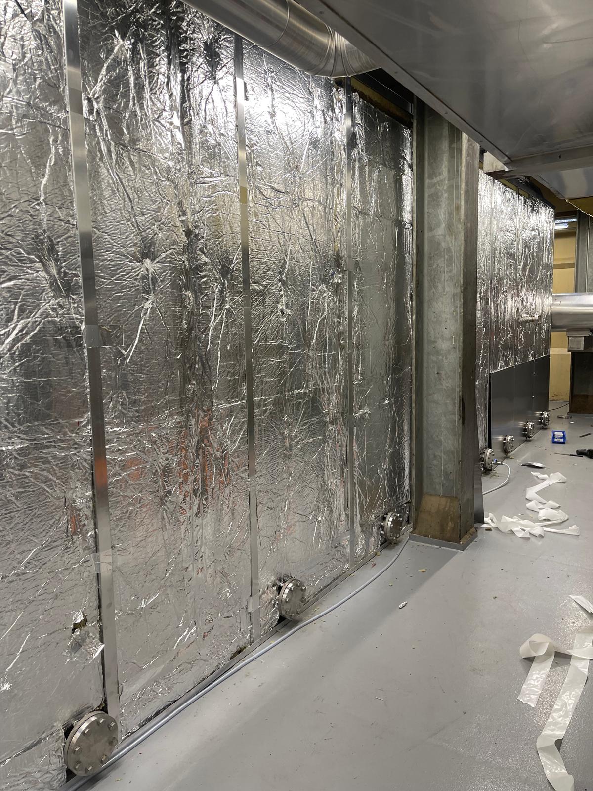 Wand geïsoleerd met foliebeklede isolatieplaten, vóór beplating