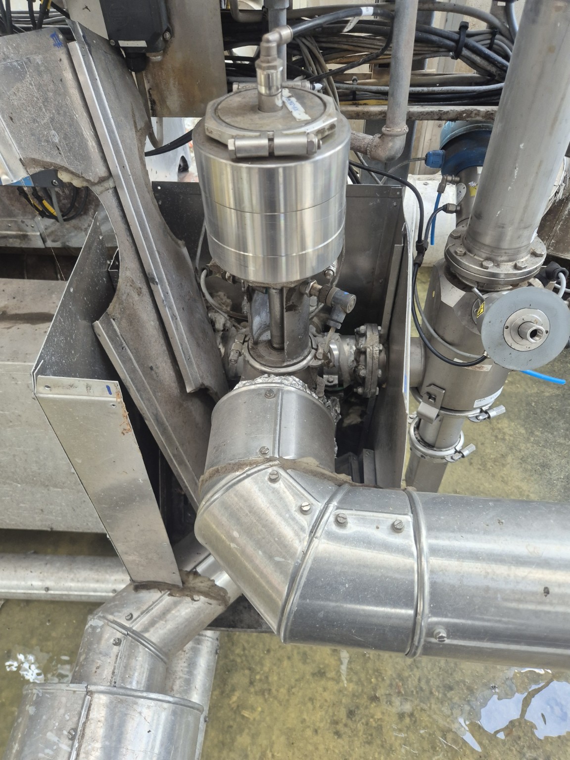 Aluminium omkasting rond een afsluitergroep geopend, met verwijderde zijpanelen en zichtbare leidingbeplating