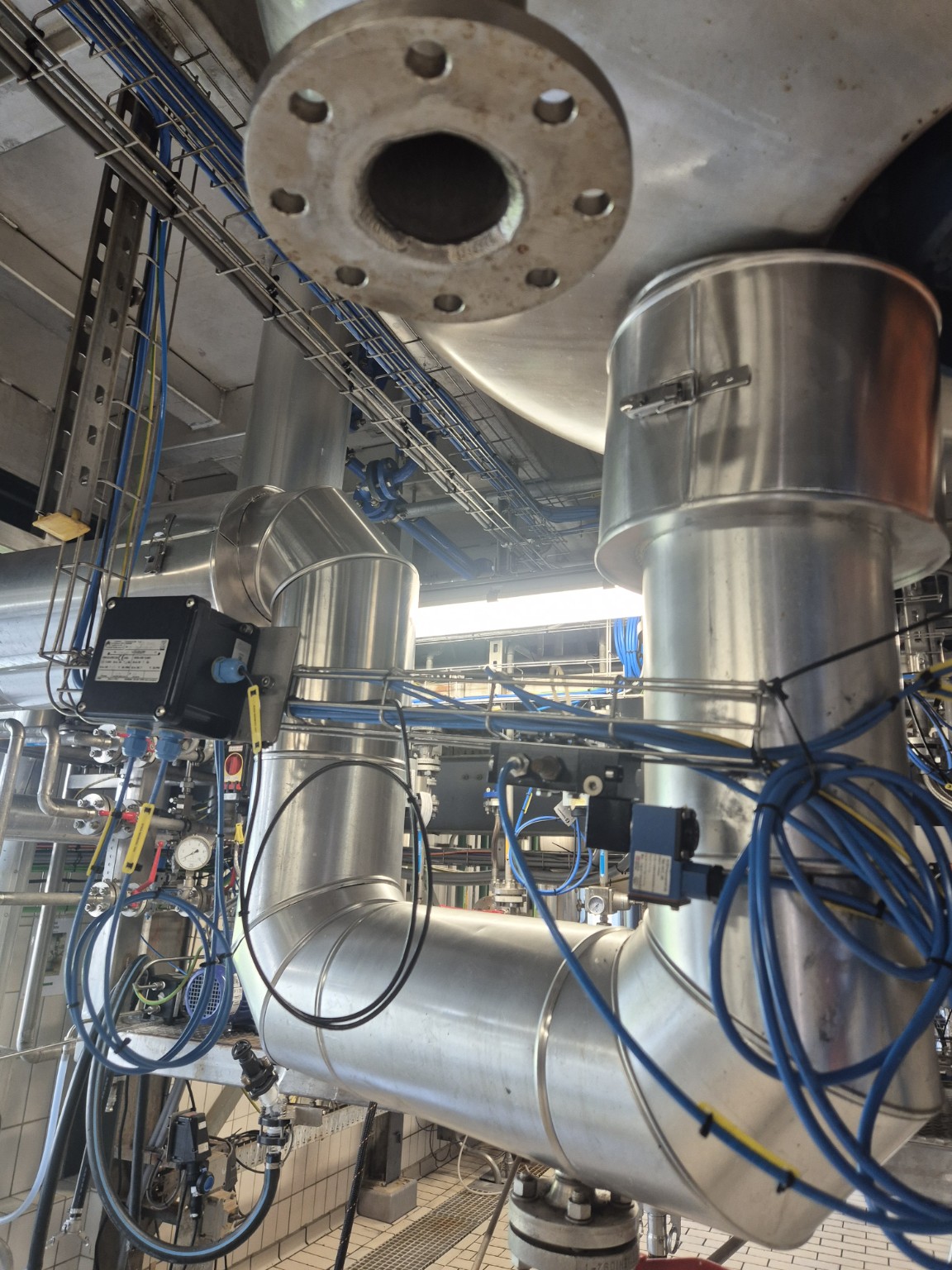 Isolatie en aluminium beplating gemonteerd rond het leidingwerk en de aansluitingen onder hetzelfde vat