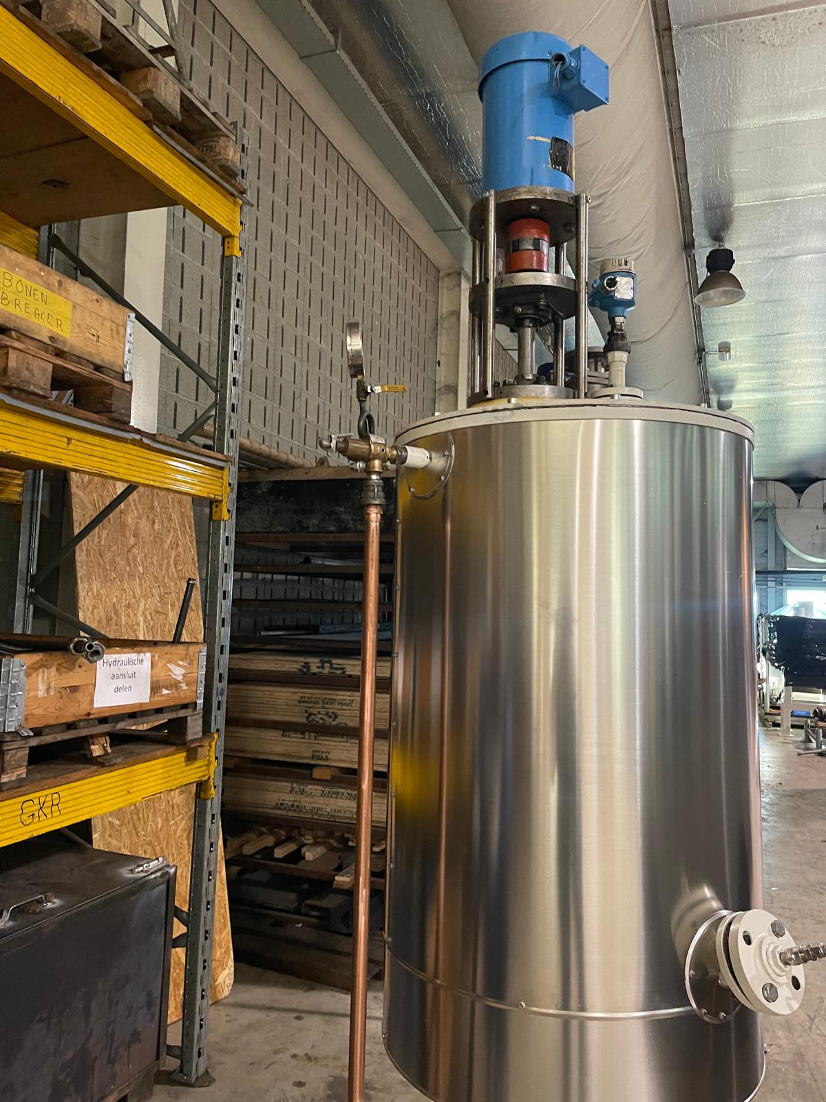Enkel procesvat afgewerkt met gladde metalen beplating, waarbij de aandrijving en een flensaansluiting toegankelijk zijn gebleven