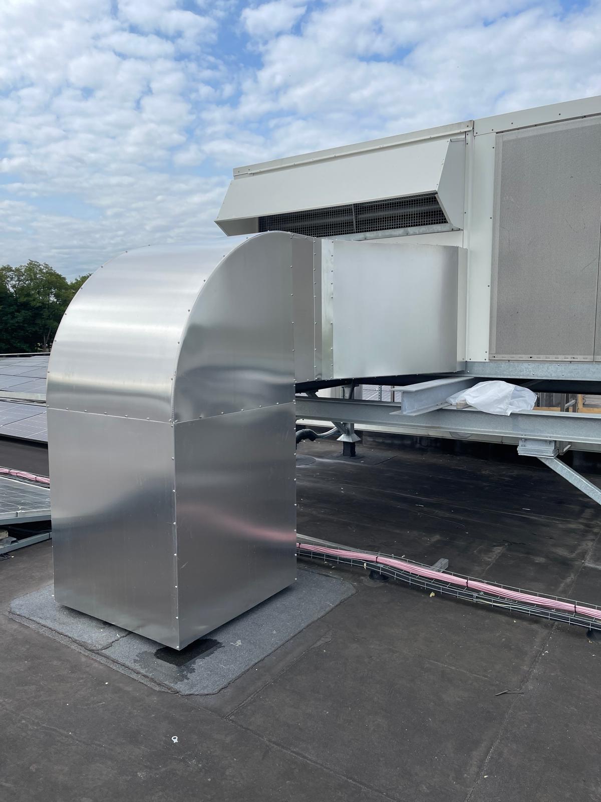 Dezelfde rechthoekige kanaalbocht afgewerkt met aluminium beplating