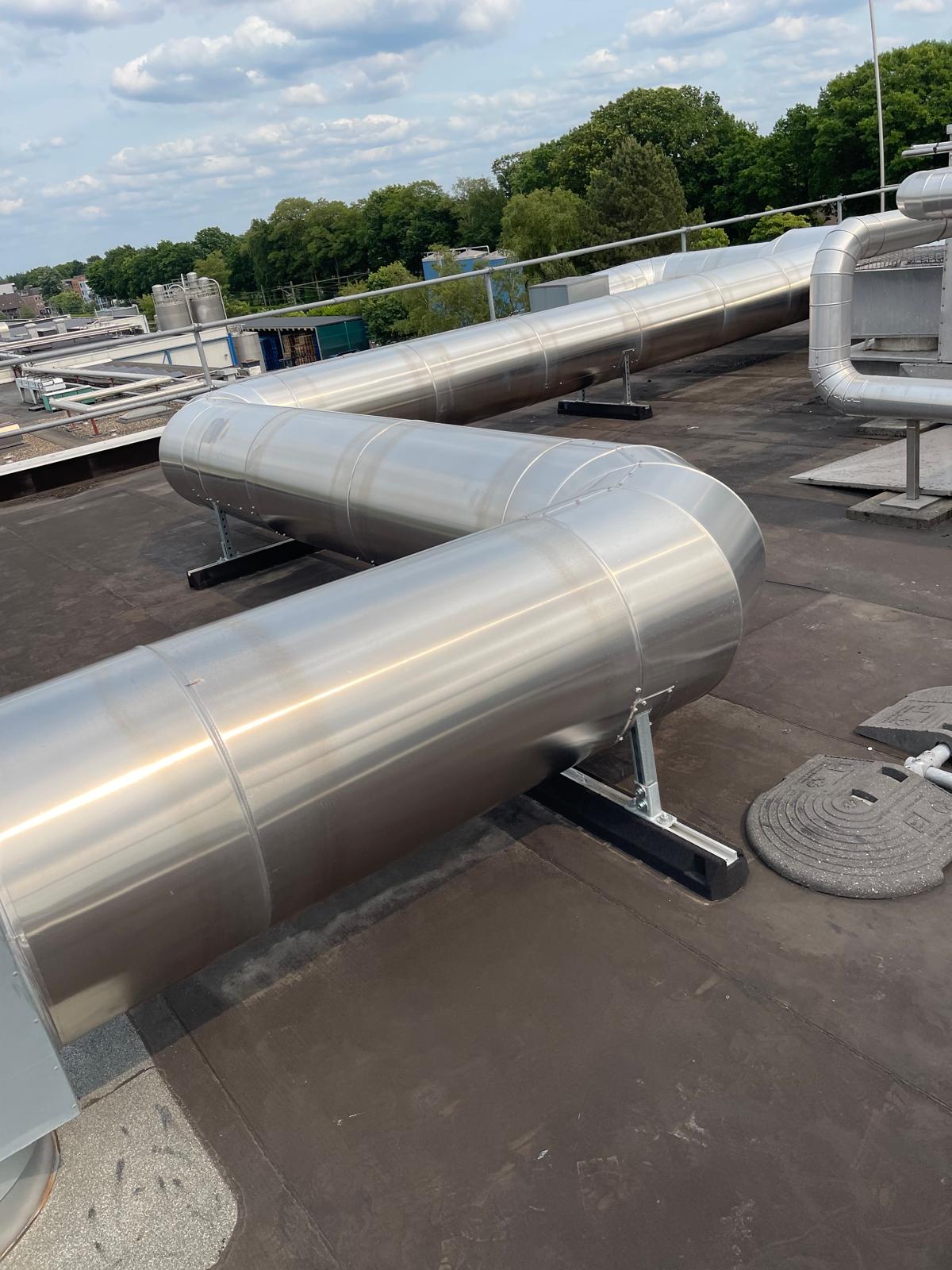 Met aluminium beplate kanaaltracés met bochten, rustend op dakondersteuningen