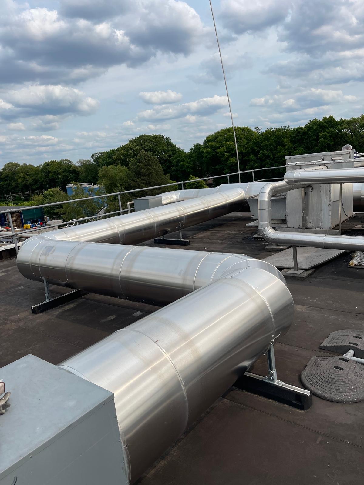 Met aluminium beplate kanaalaftakking en parallelle tracés op dakondersteuningen