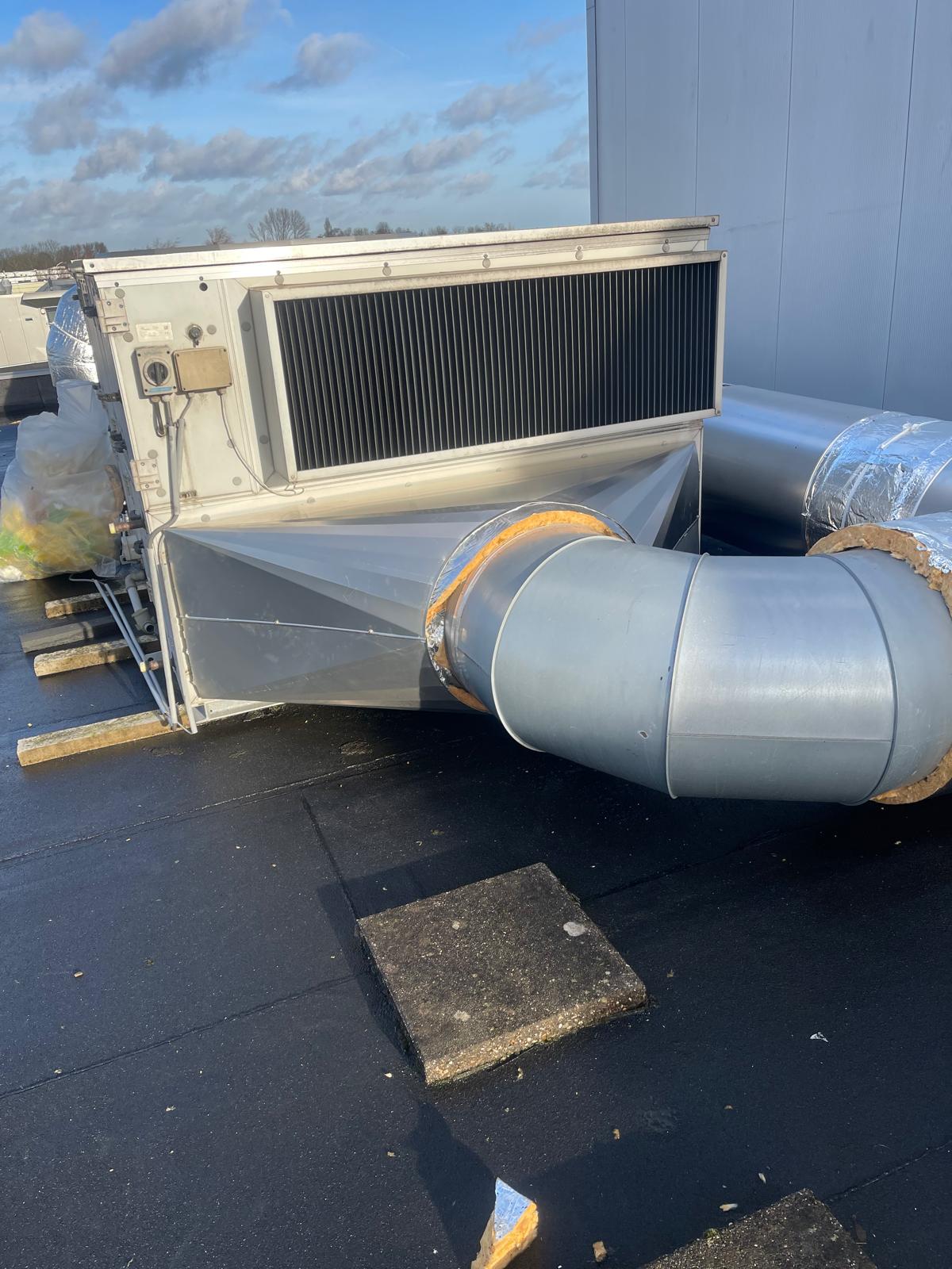 Kanaalaansluiting bij de luchtbehandelingskast met zichtbare isolatie aan de open uiteinden