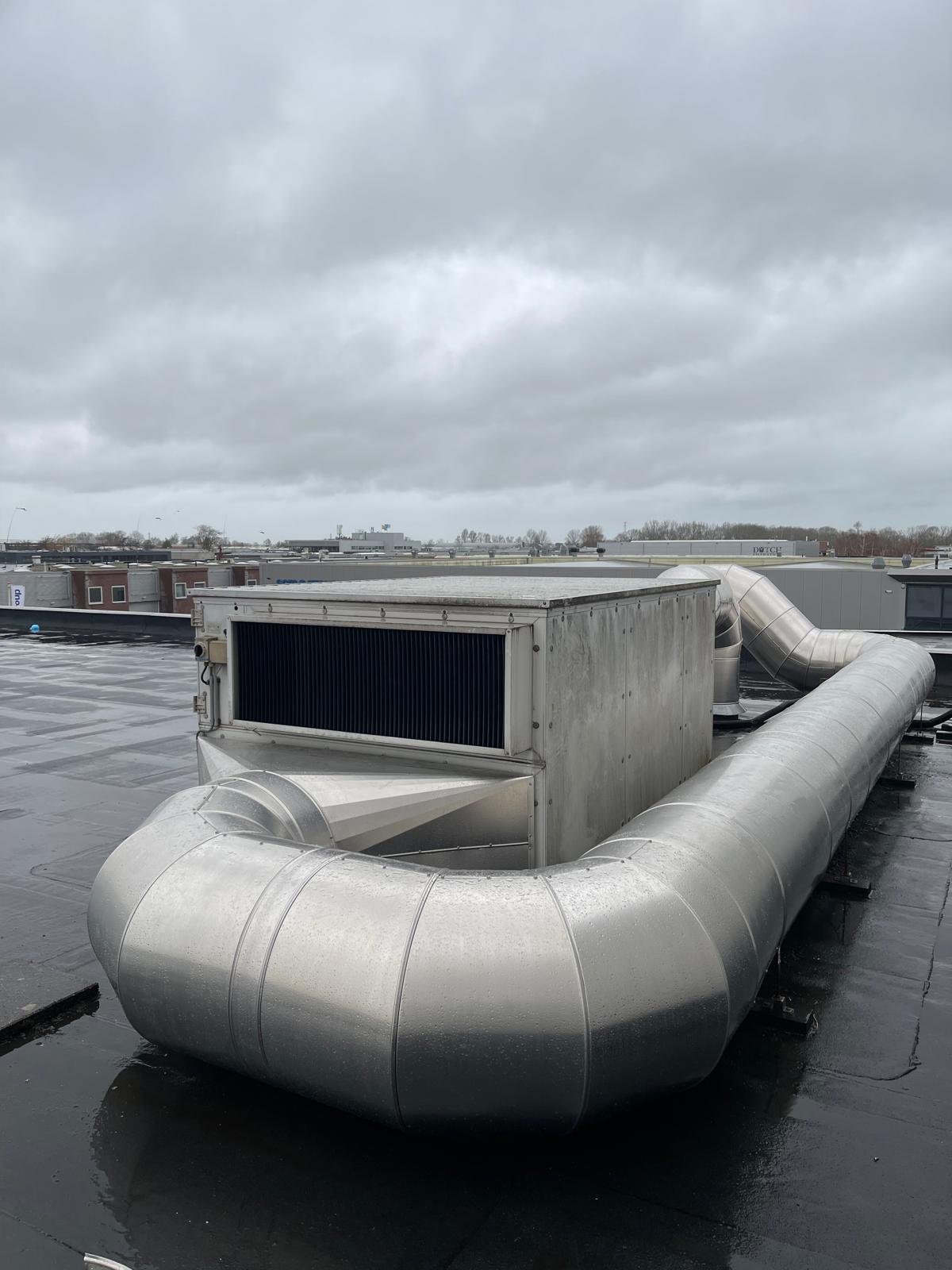Luchtbehandelingskast met kanaalaansluitingen afgewerkt met metalen beplating