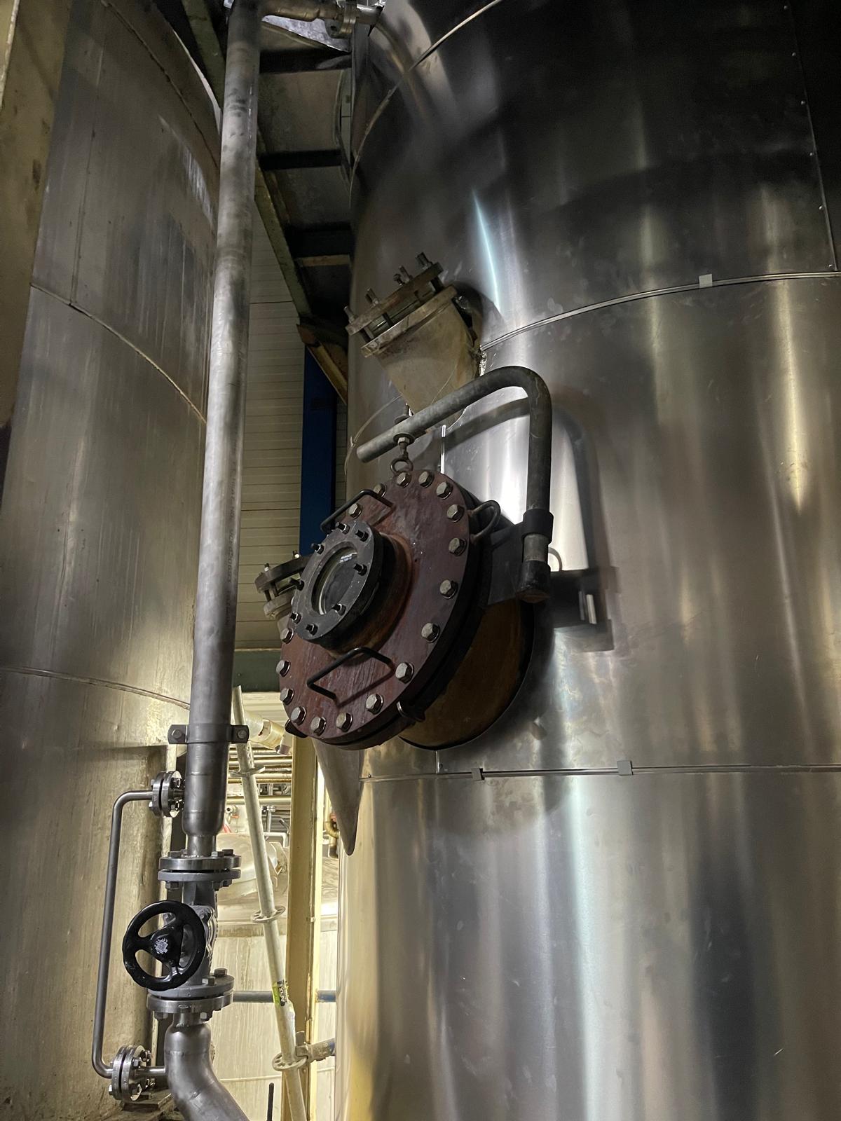 Close-up van de vernieuwde aluminium beplating rond het mangat en de aansluitingen