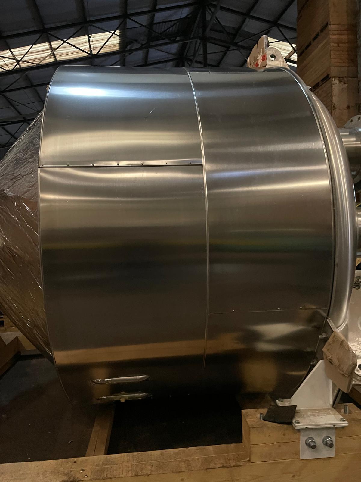 Cilindrische vatromp gesloten met aluminium beplatingsdelen, terwijl de geïsoleerde conus nog moet worden beplaat
