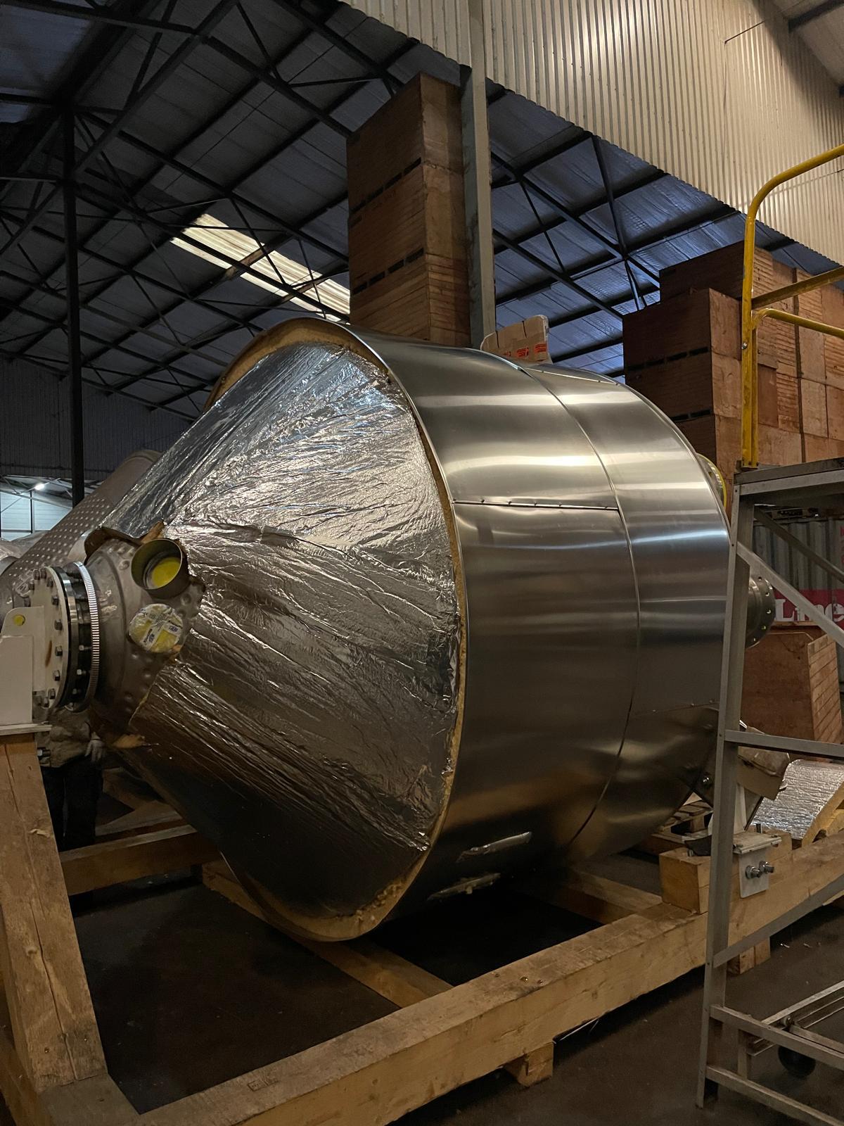 Conus van het vat bedekt met isolatie, met de eerste aluminium delen aangebracht op de cilindrische romp