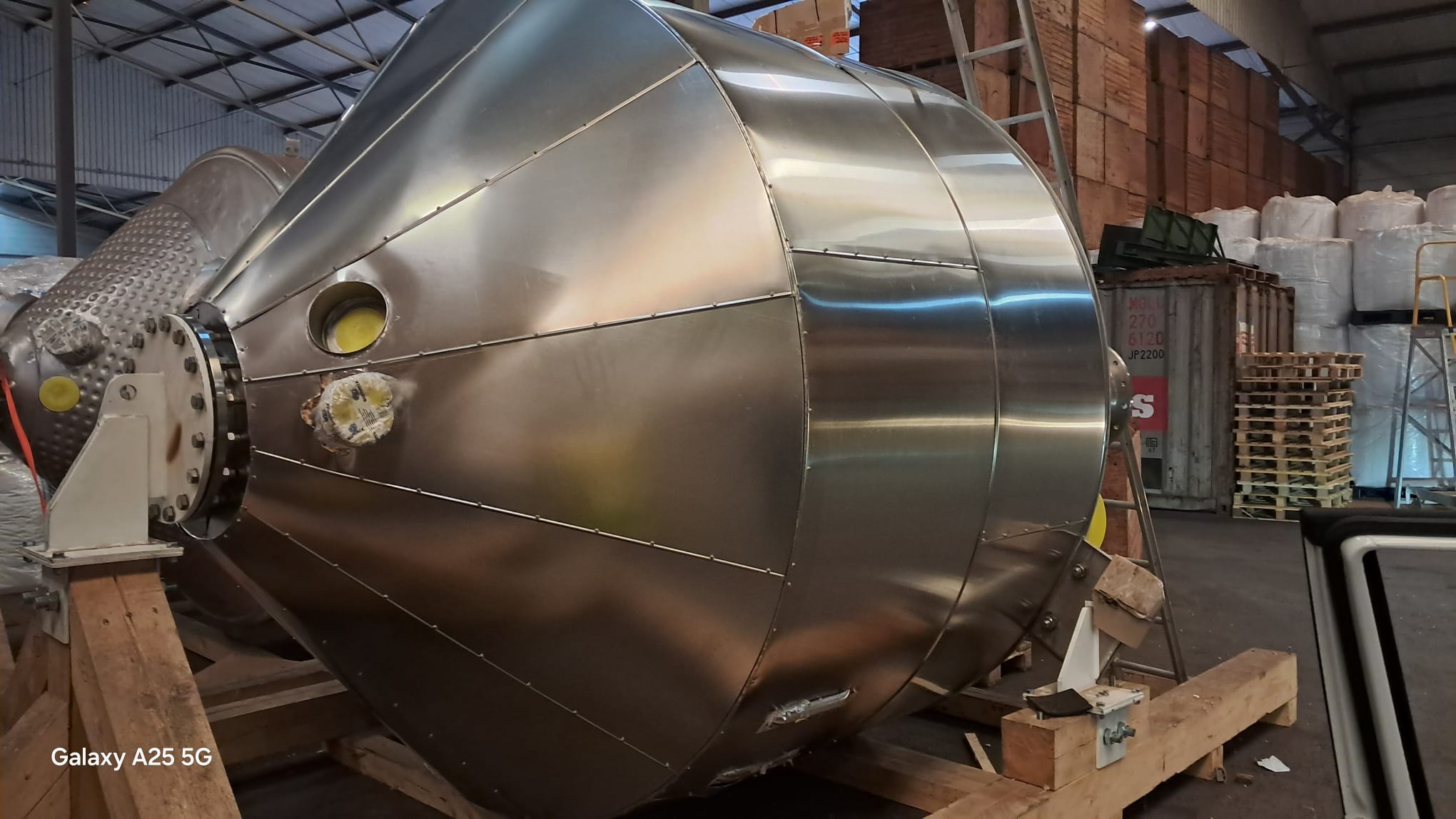 Afgewerkt industrieel vat volledig beplaat met aluminium, inclusief de gesegmenteerde conus en de details bij de aansluitstompen