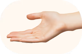 Mano extendida con la palma hacia arriba sobre un fondo claro.