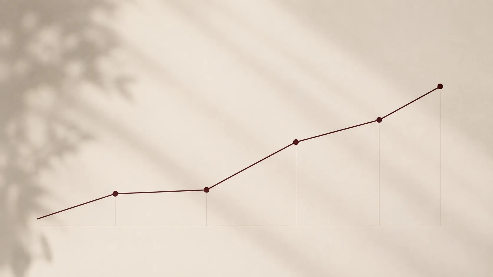 Graphique de performance en hausse, tons ivoire et bordeaux