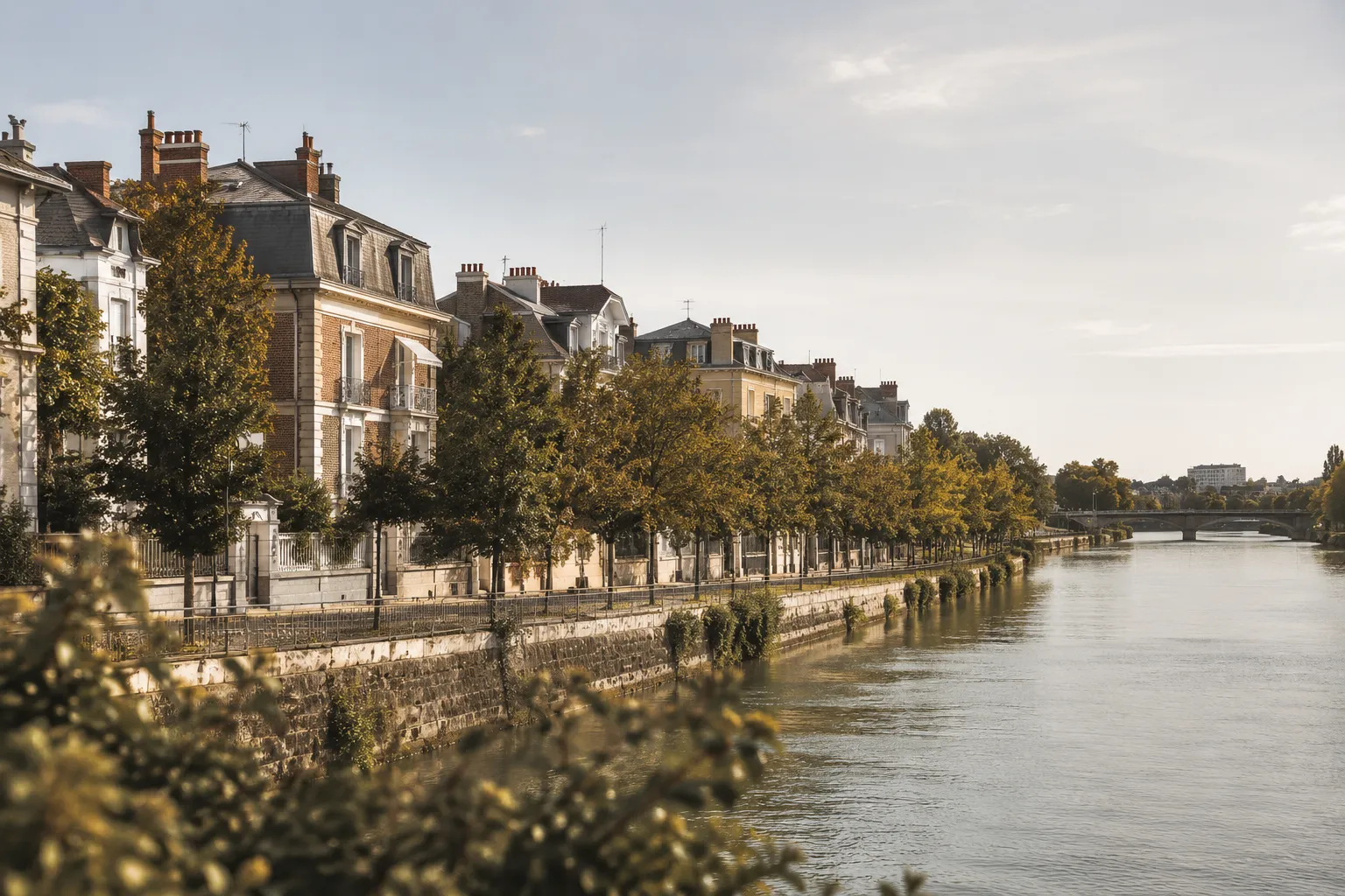 Bords de Marne et immeubles haussmanniens à Saint-Maur-des-Fossés
